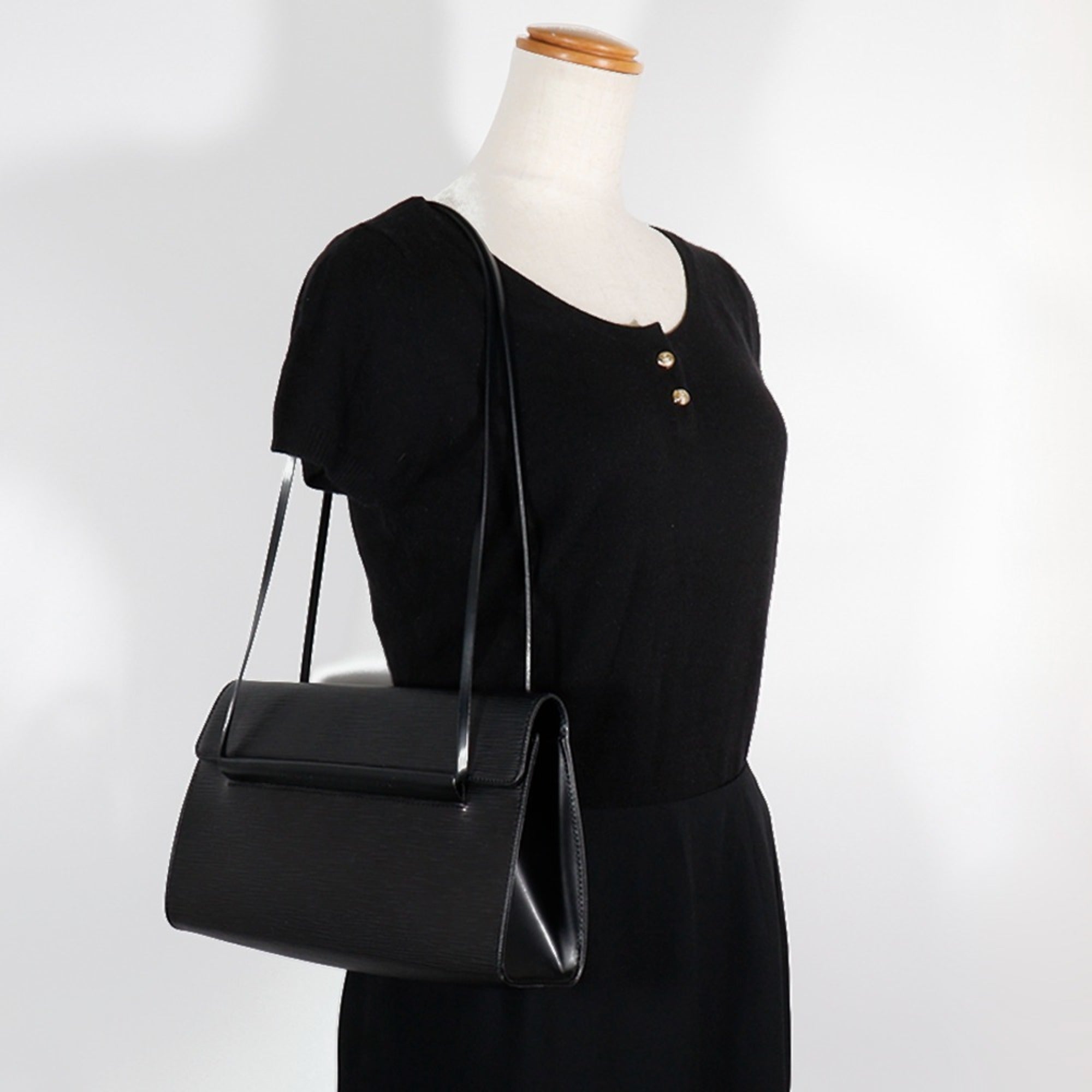 Louis Vuitton Black Noir Epi Leather Shoulder Bag (Pre-Owned)