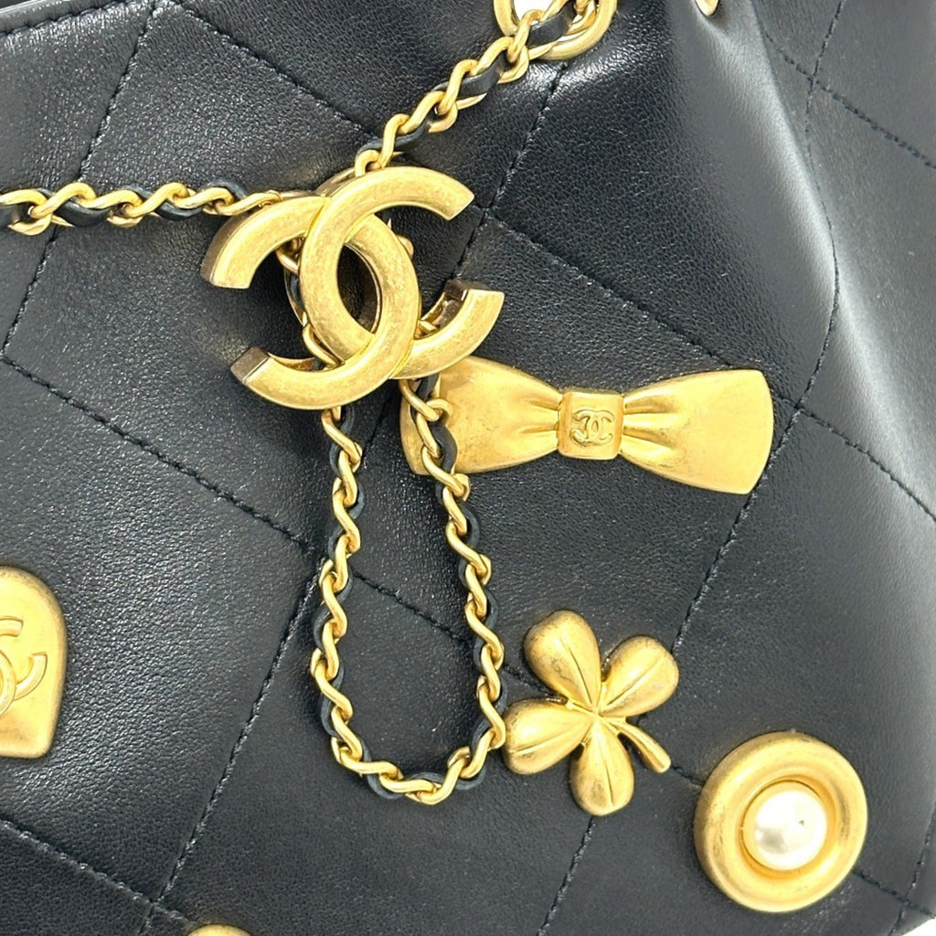 Chanel Black Leather Shoulder Bag (Pre-Owned)