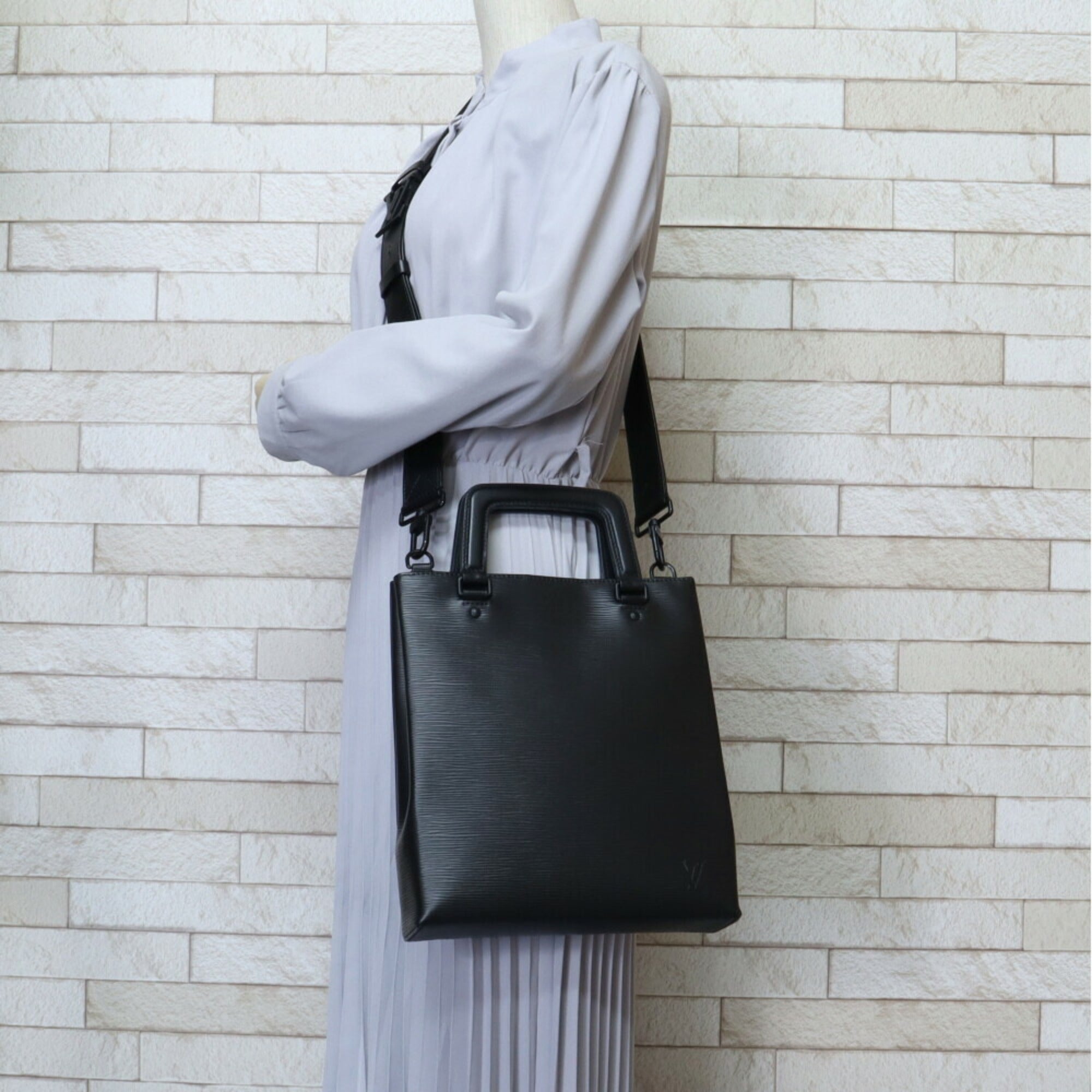 Louis Vuitton 2004 Spring Summer Collection Black Epi Leather Shoulder Bag (Pre-Owned)