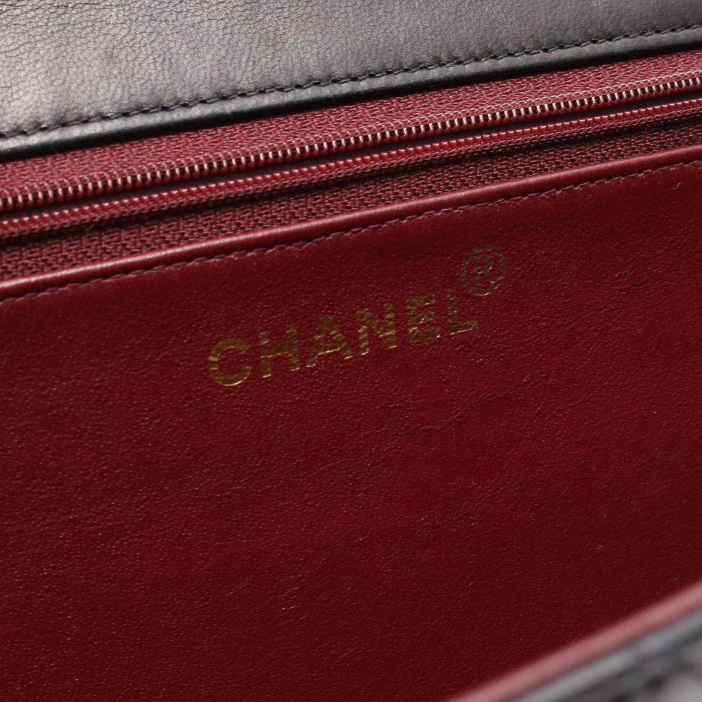 Chanel Black Leather Shoulder Bag (Pre-Owned)