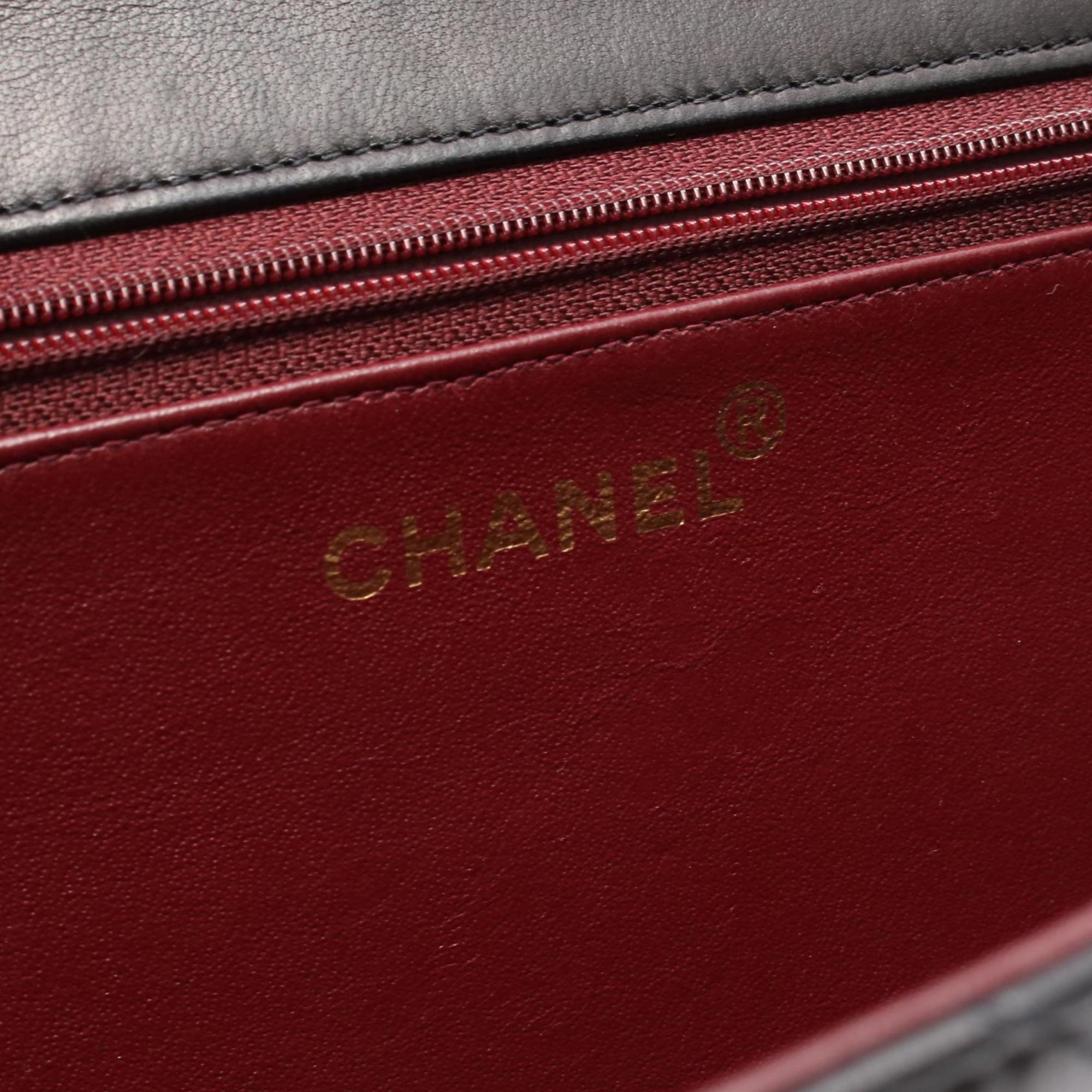 Chanel Black Leather Shoulder Bag (Pre-Owned)