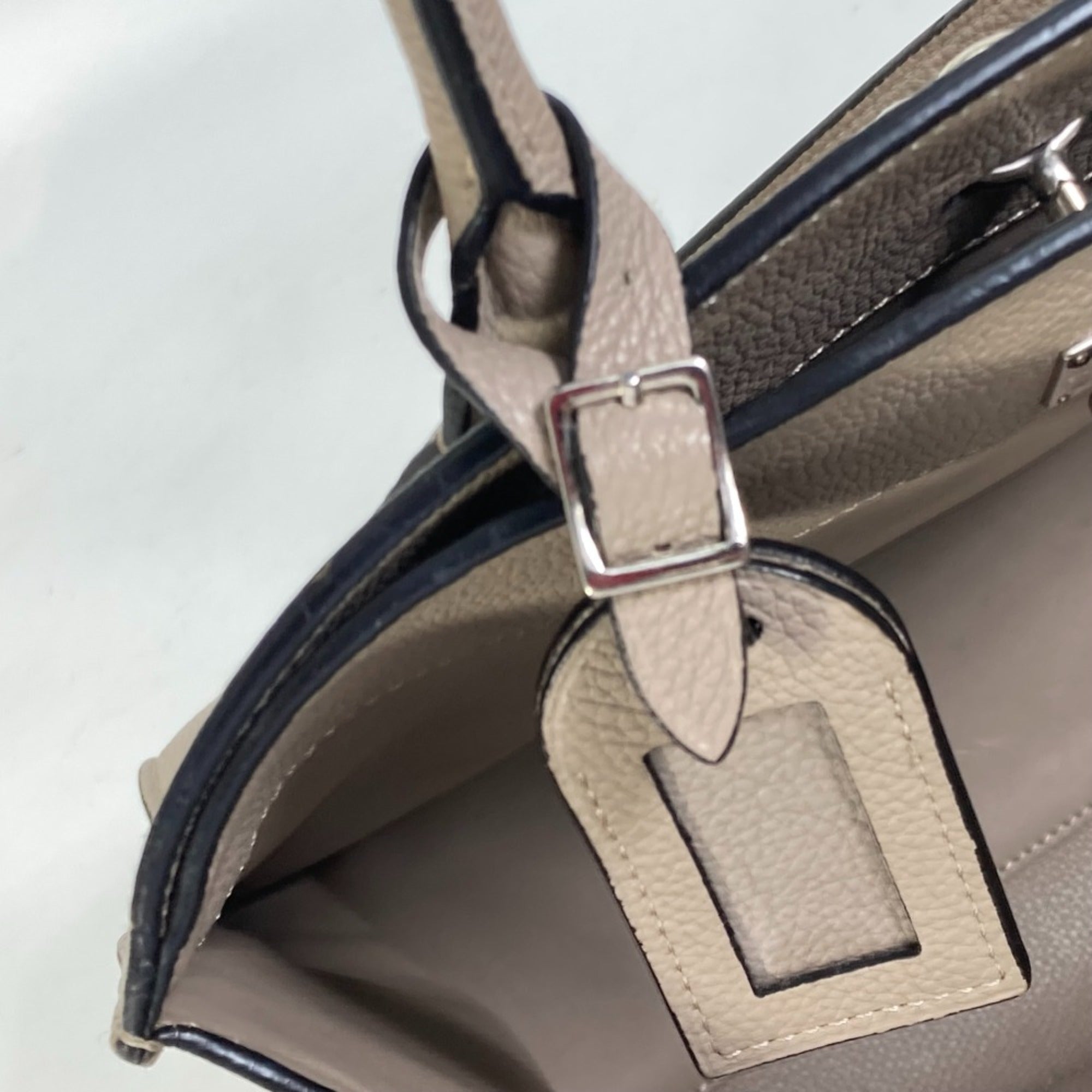 Louis Vuitton Gray Leather Handbag (Pre-Owned)