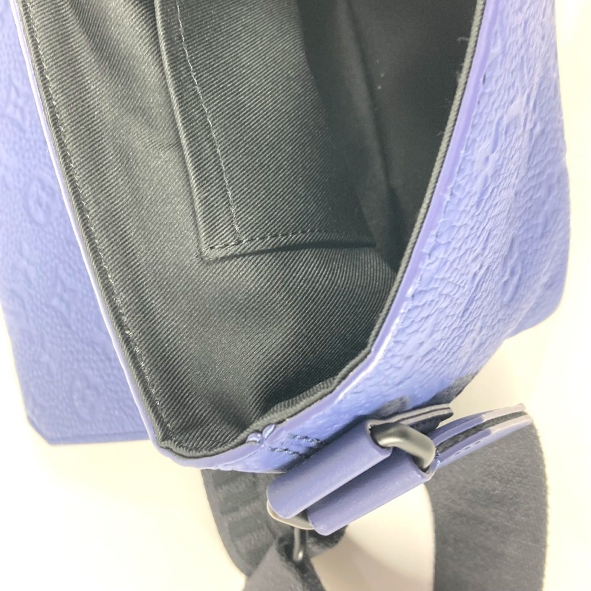 Louis Vuitton Blue Leather Shoulder Bag (Pre-Owned)