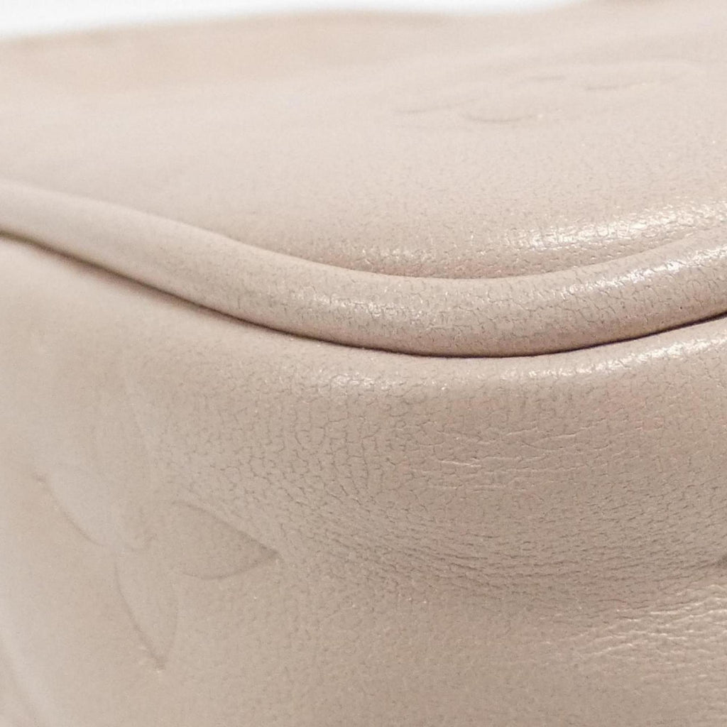 Louis Vuitton Rose Leather Shoulder Bag (Pre-Owned)