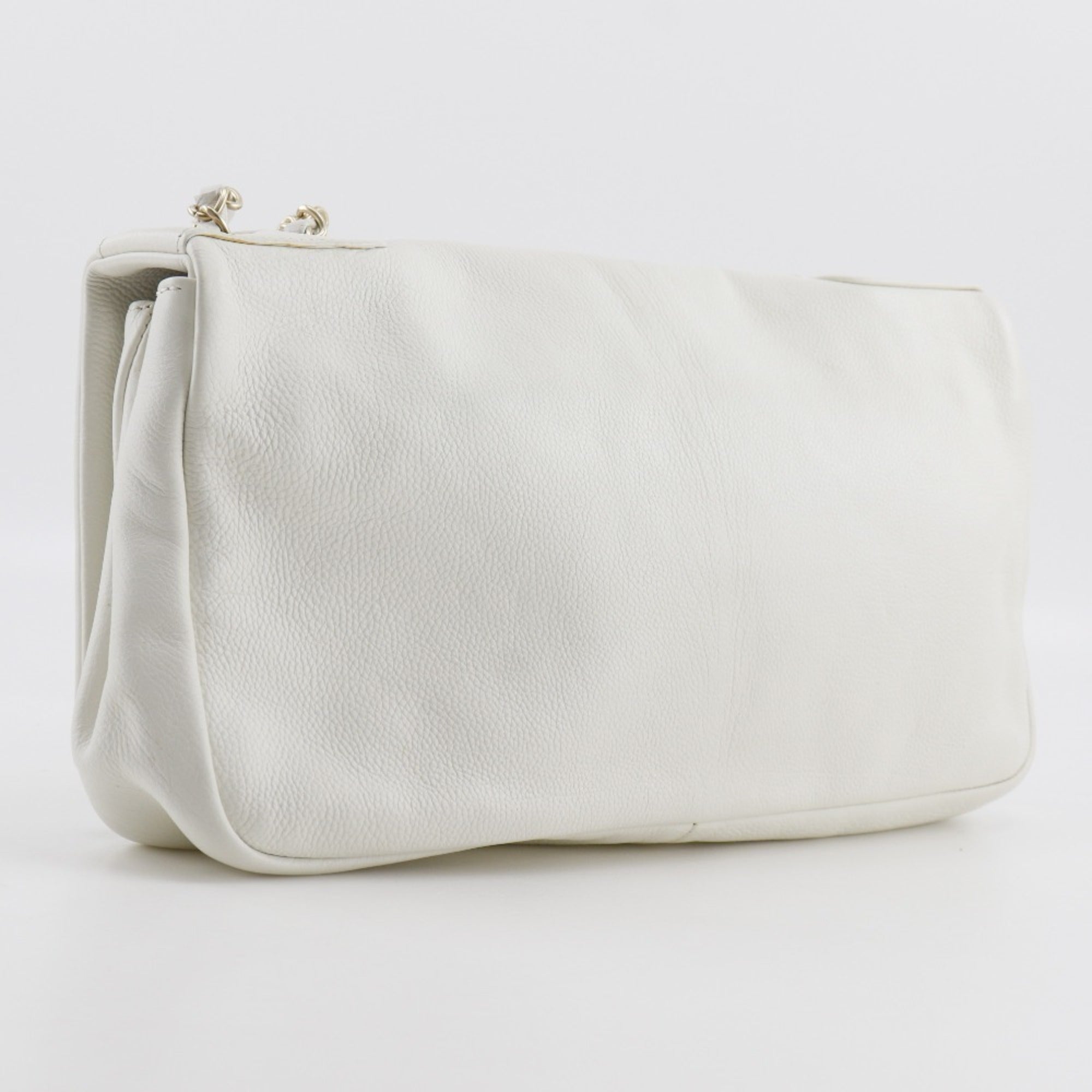 Chanel White Leather Shoulder Bag (Pre-Owned)