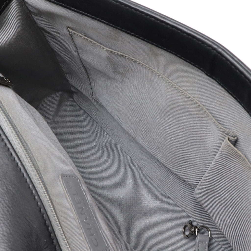 Chanel Matelasse Black Leather Shoulder Bag (Pre-Owned)