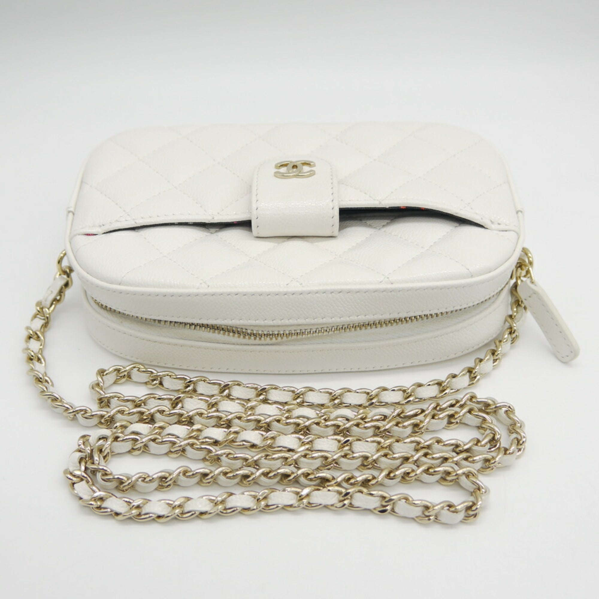 Chanel White Grained Calfskin Shoulder Bag (Pre-Owned)