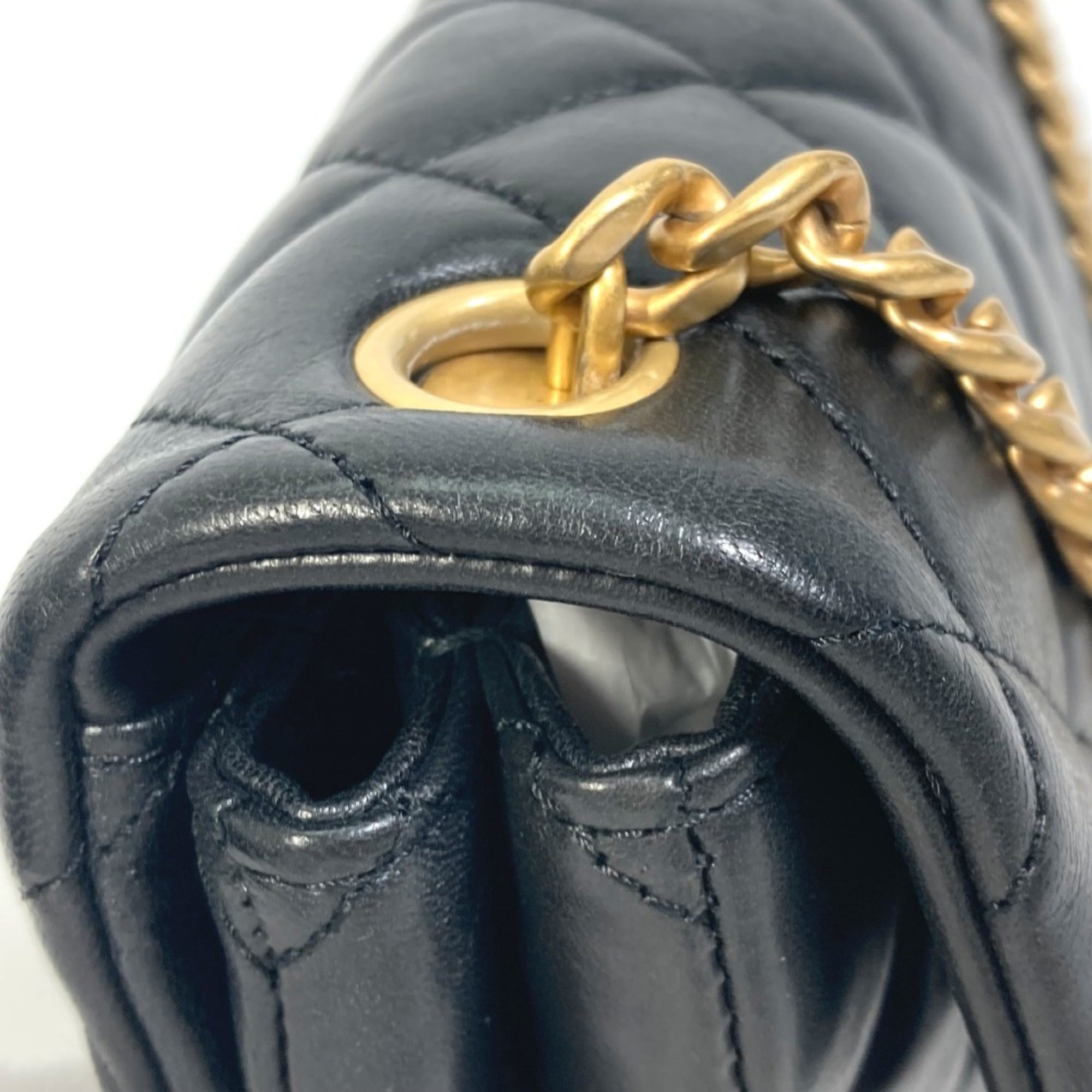 Chanel Black Leather Shoulder Bag (Pre-Owned)