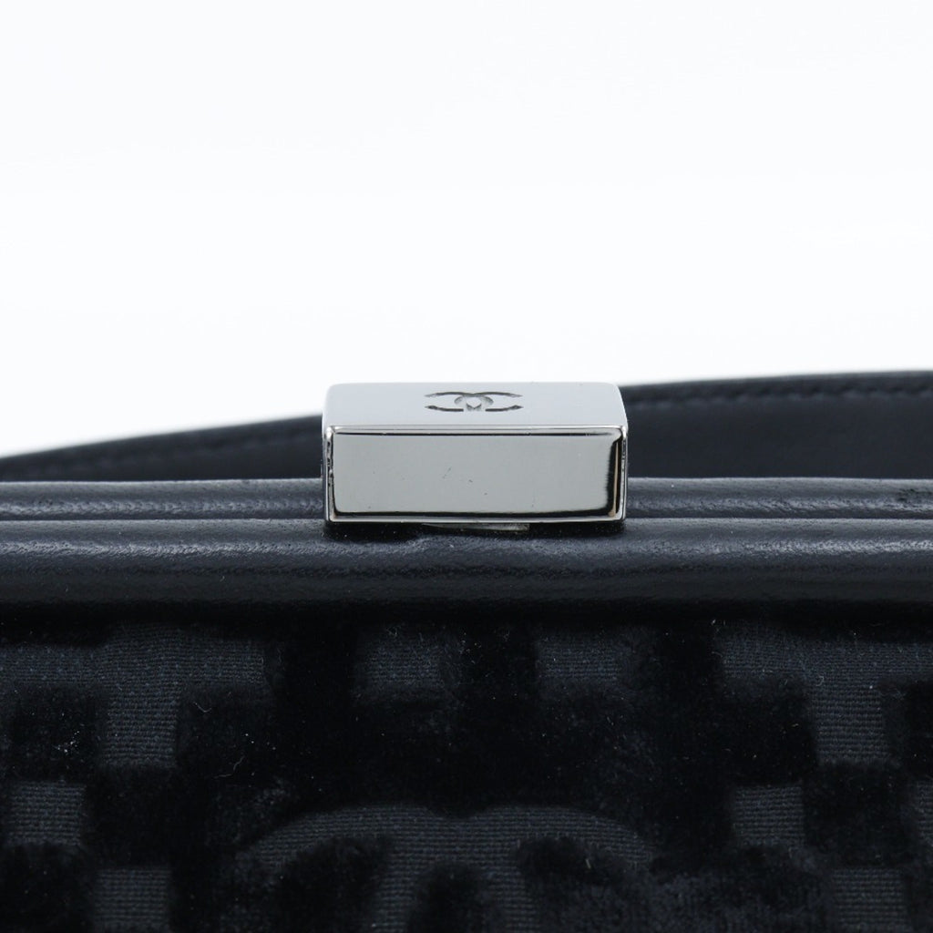 Chanel Black Leather Shoulder Bag (Pre-Owned)