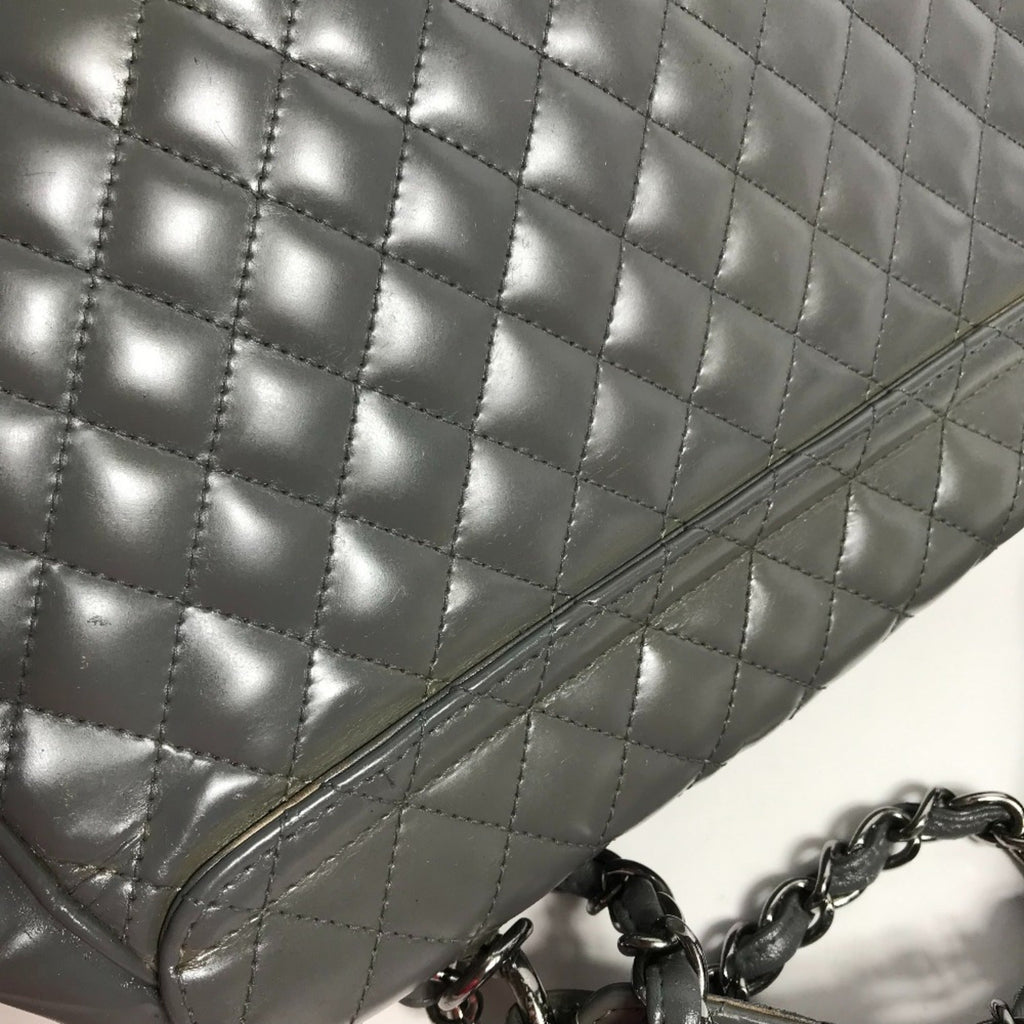 Chanel Gray Leather Shoulder Bag (Pre-Owned)