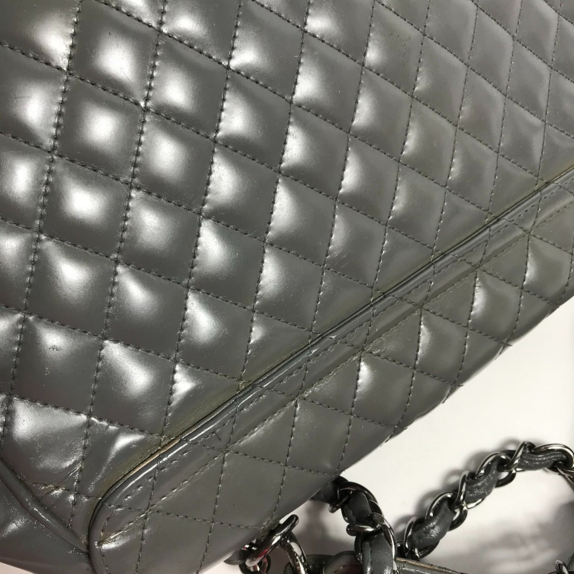 Chanel Gray Leather Shoulder Bag (Pre-Owned)