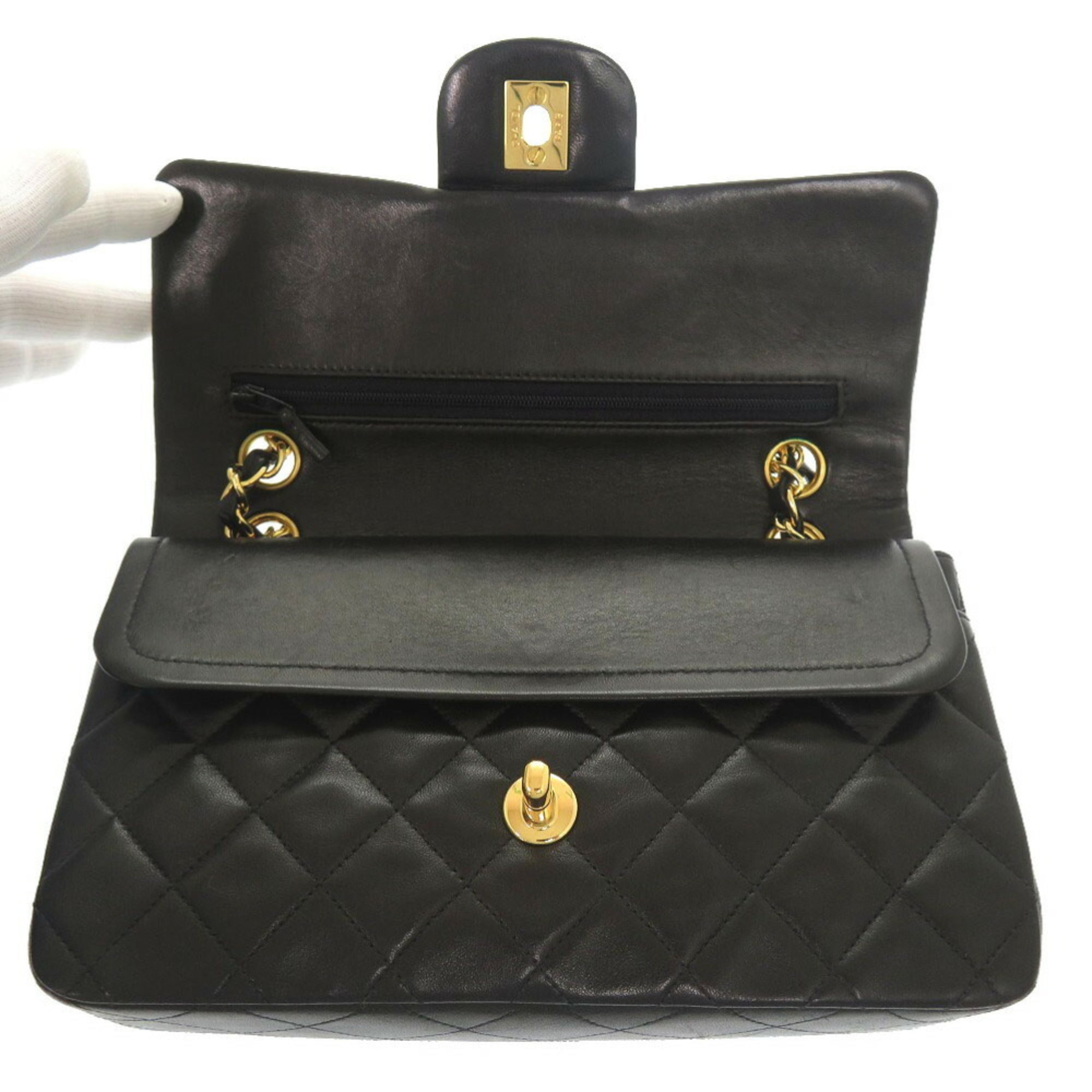 Chanel Black Leather Shoulder Bag (Pre-Owned)