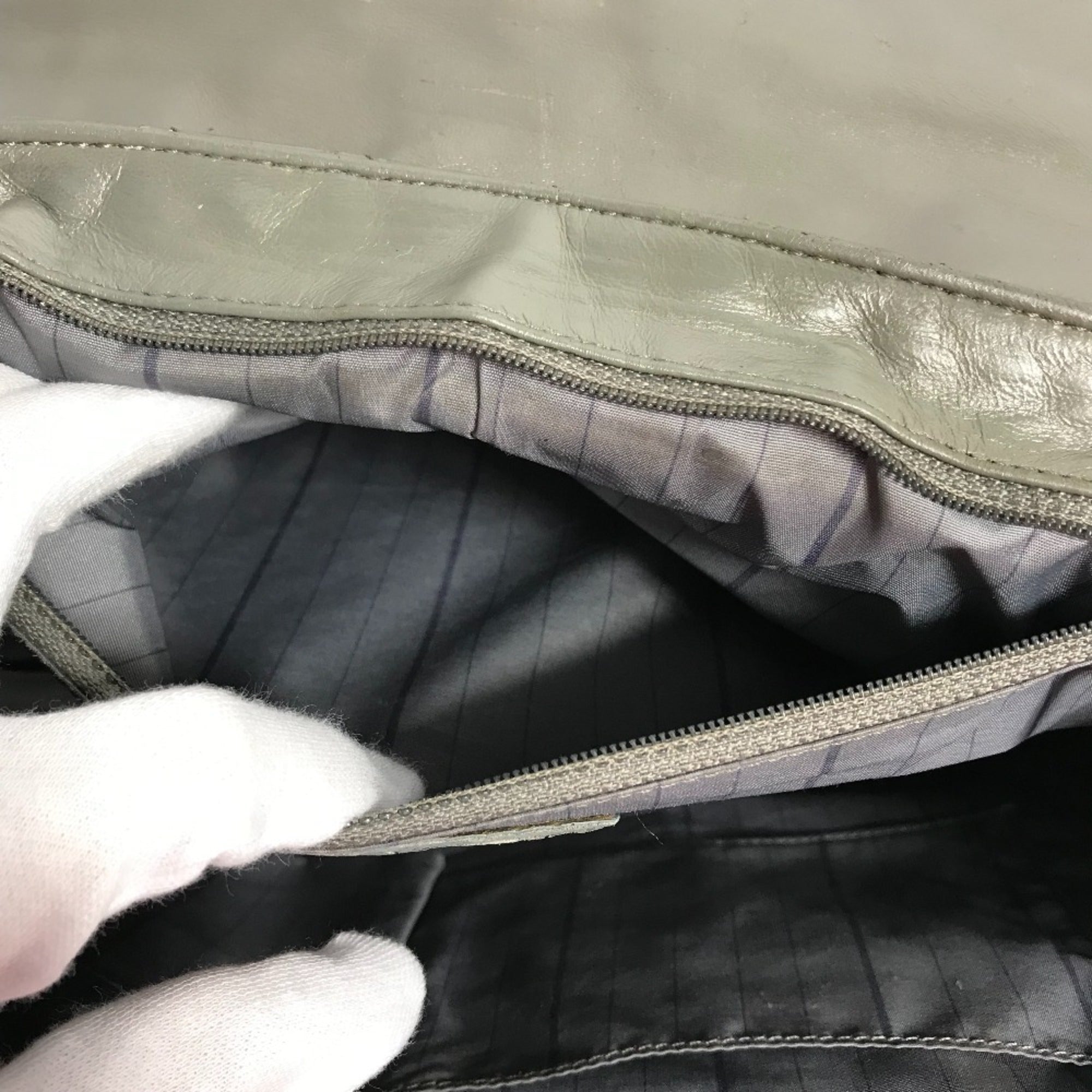 Chanel Gray Leather Shoulder Bag (Pre-Owned)