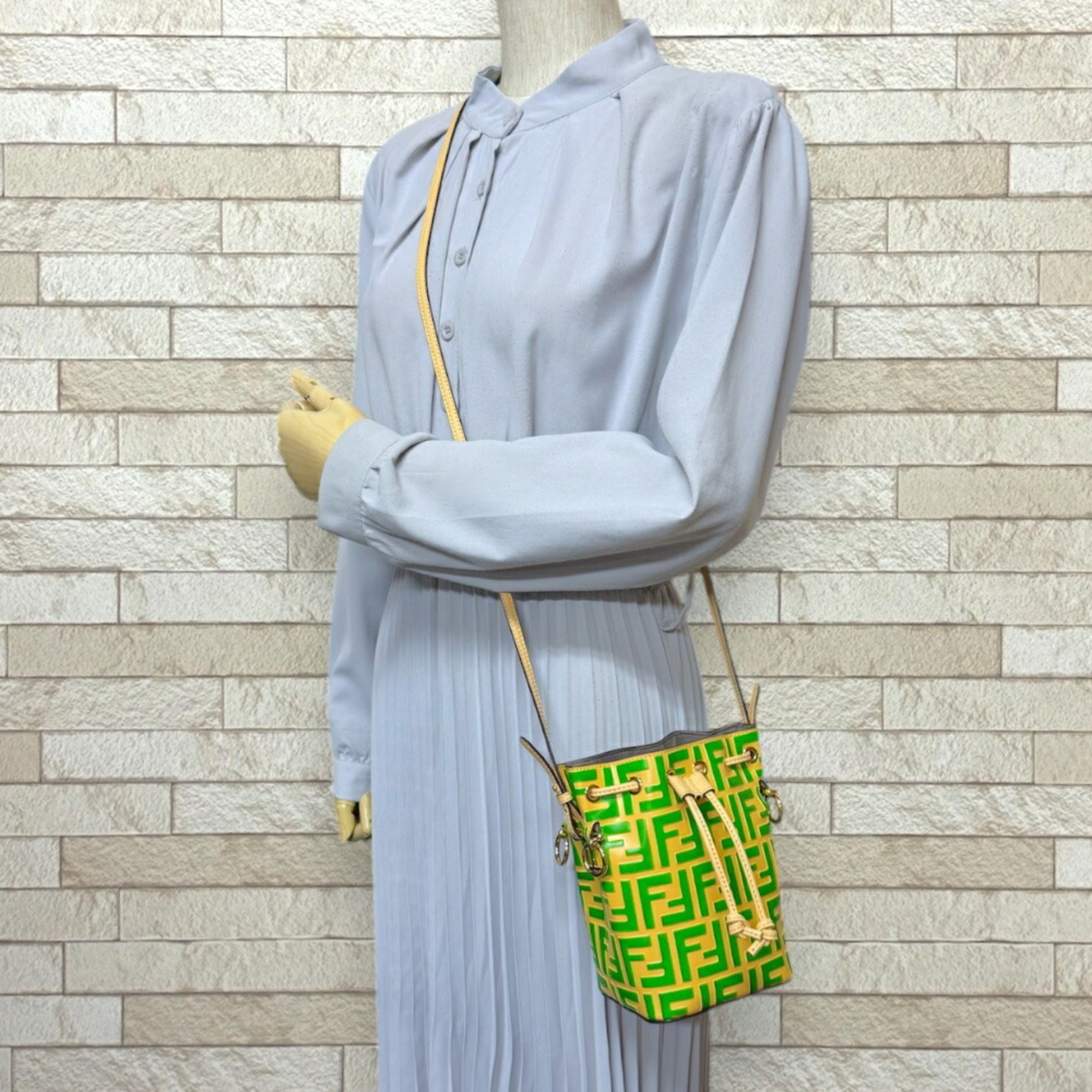Fendi Beige Green Leather Shoulder Bag (Pre-Owned)