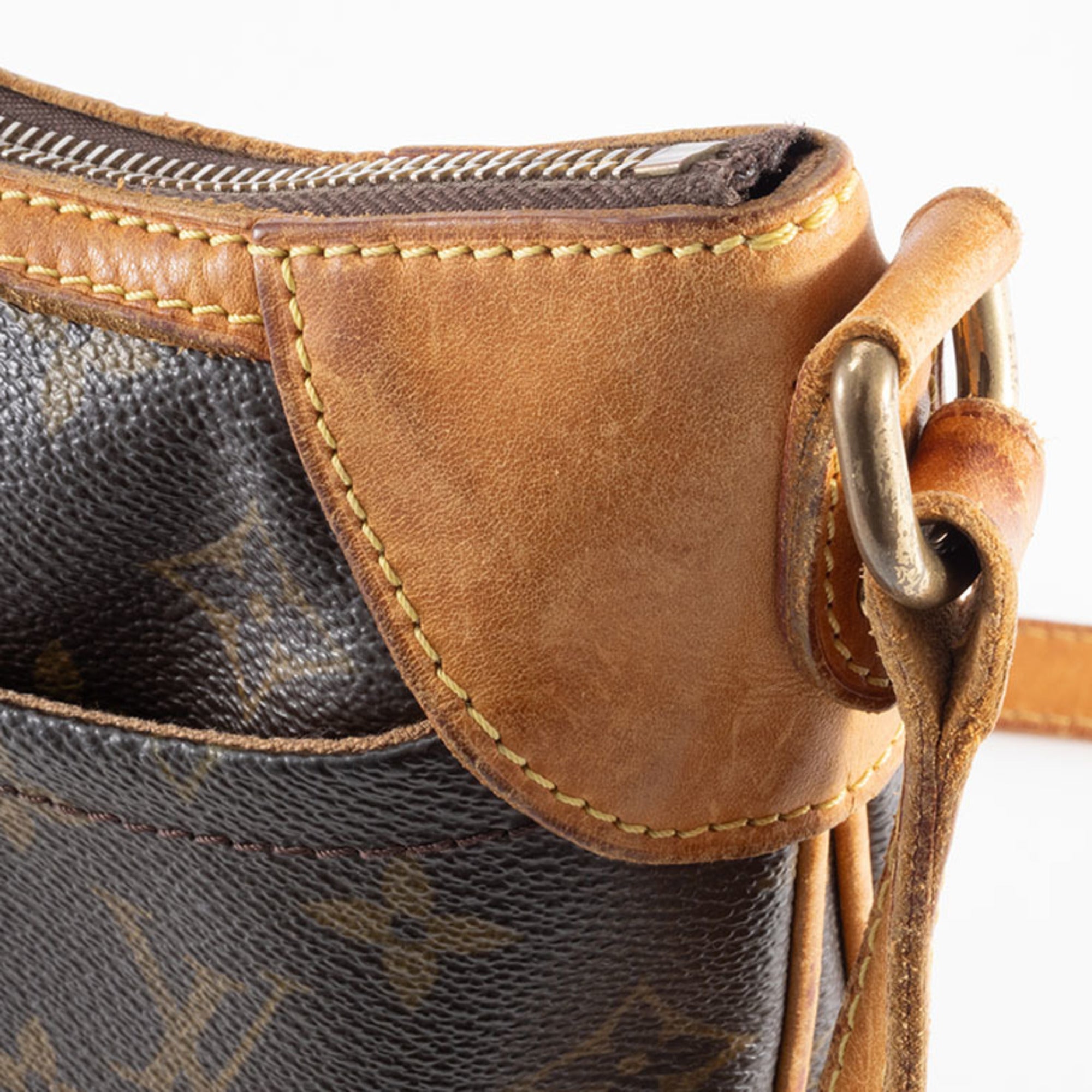 Louis Vuitton Brown Monogram Canvas Shoulder Bag (Pre-Owned)