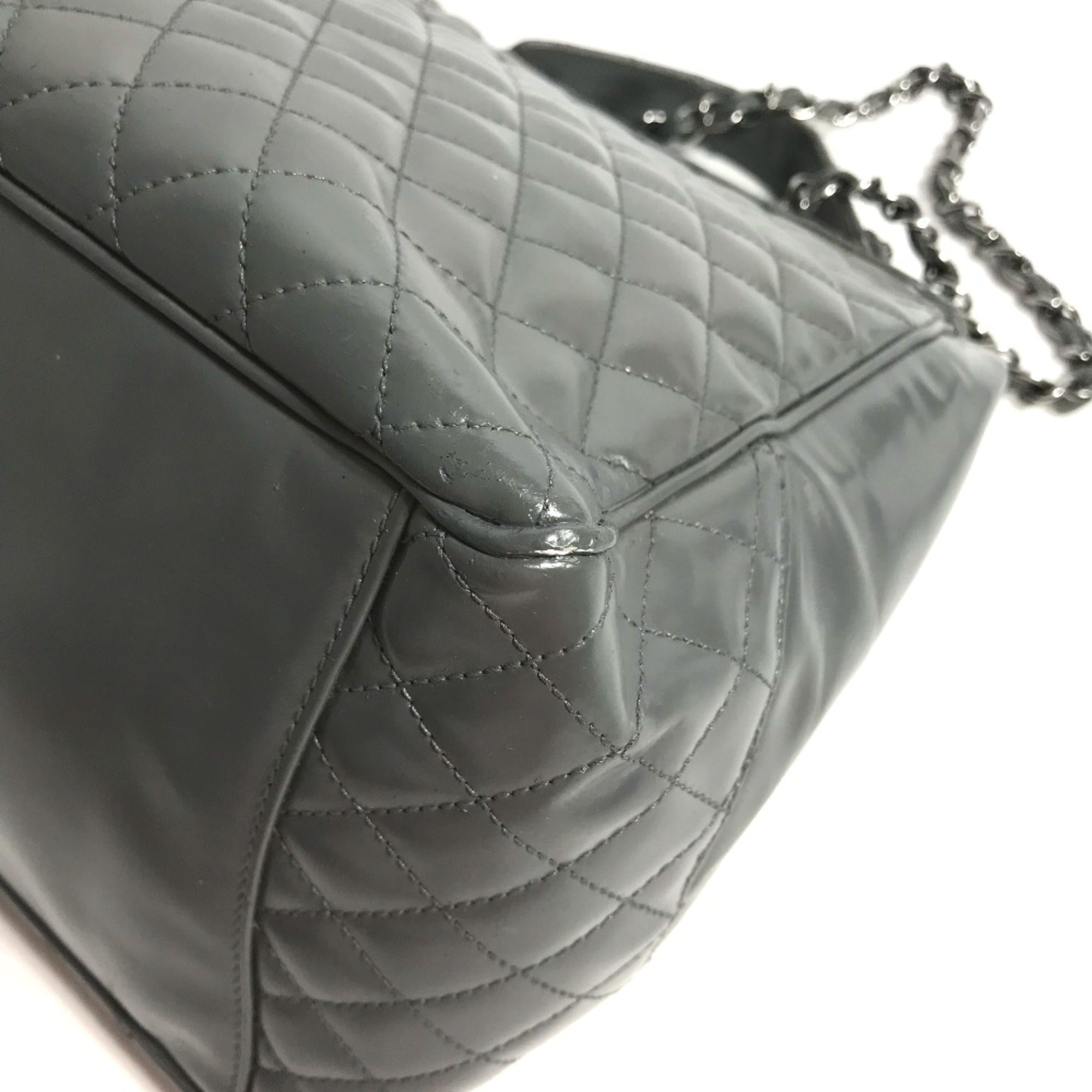 Chanel Gray Leather Shoulder Bag (Pre-Owned)