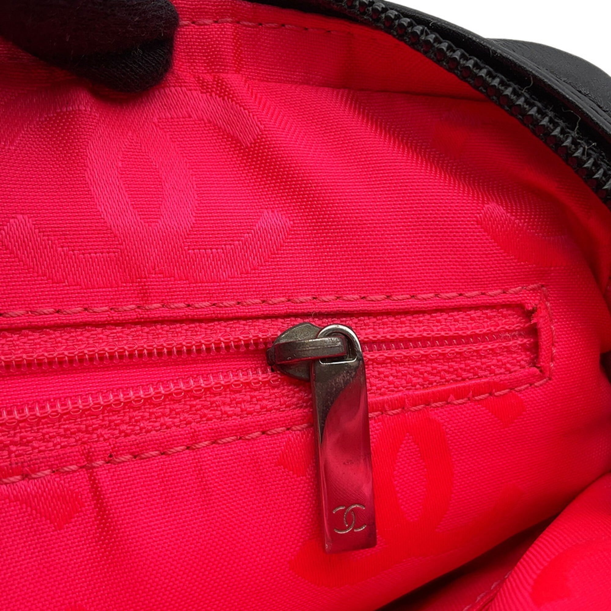 Chanel Black Leather Shoulder Bag (Pre-Owned)