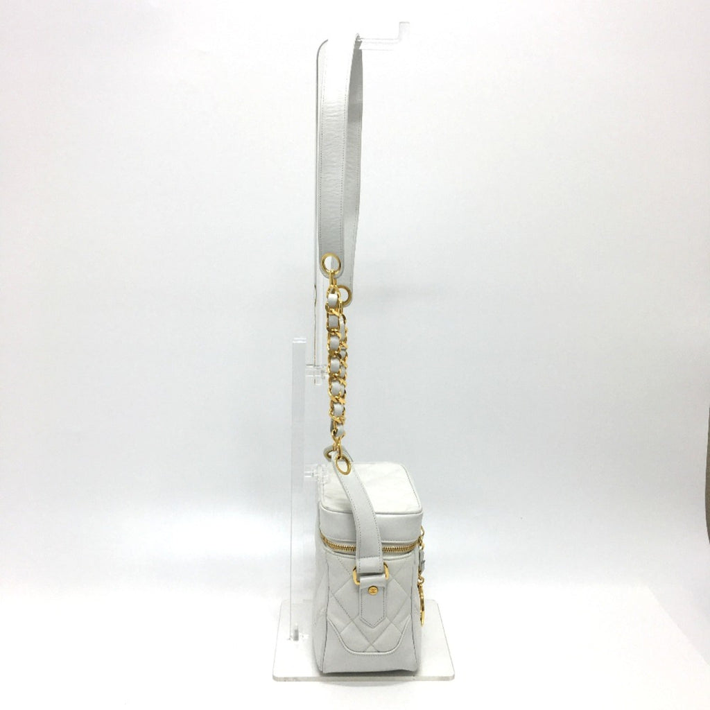 Chanel White Leather Shoulder Bag (Pre-Owned)
