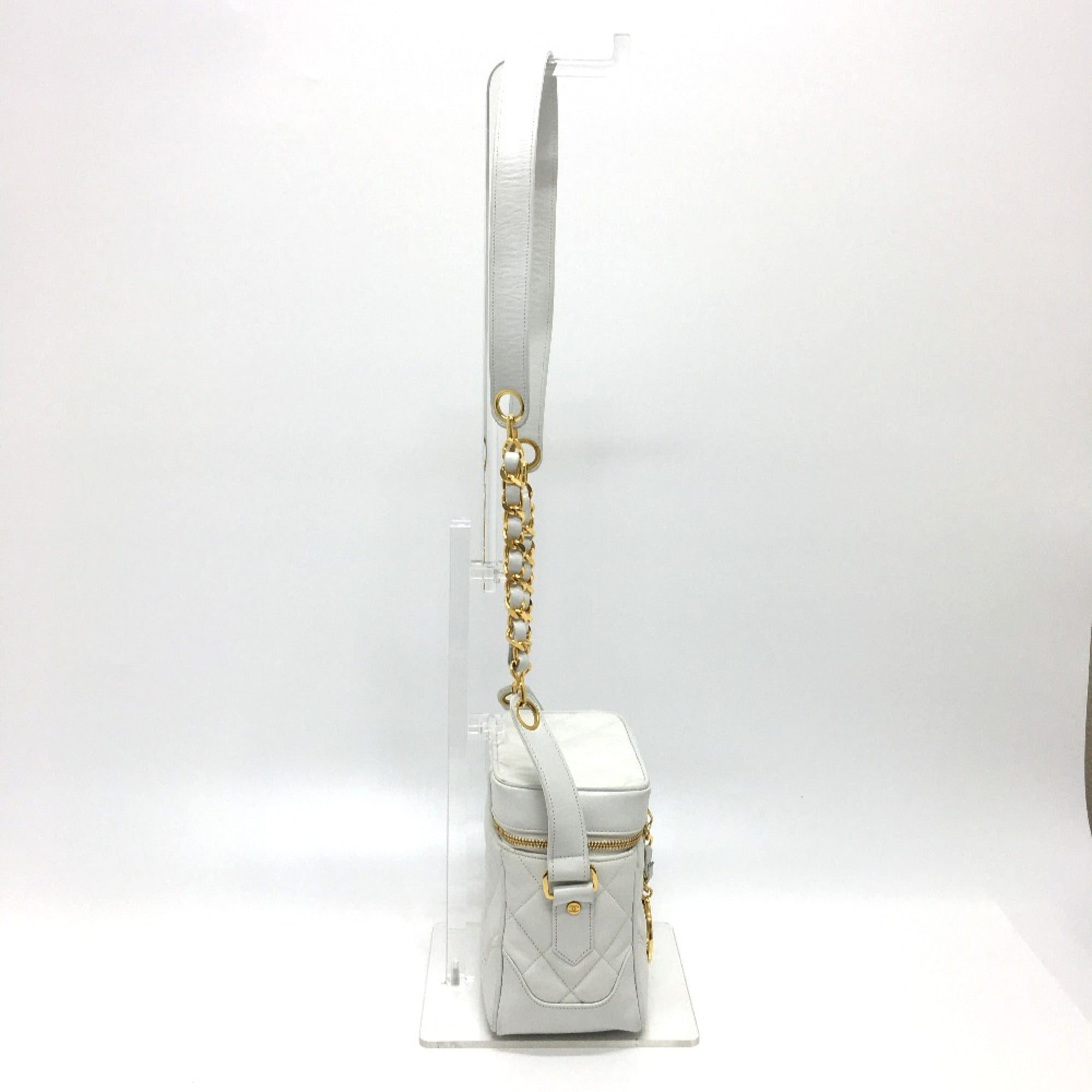 Chanel White Leather Shoulder Bag (Pre-Owned)