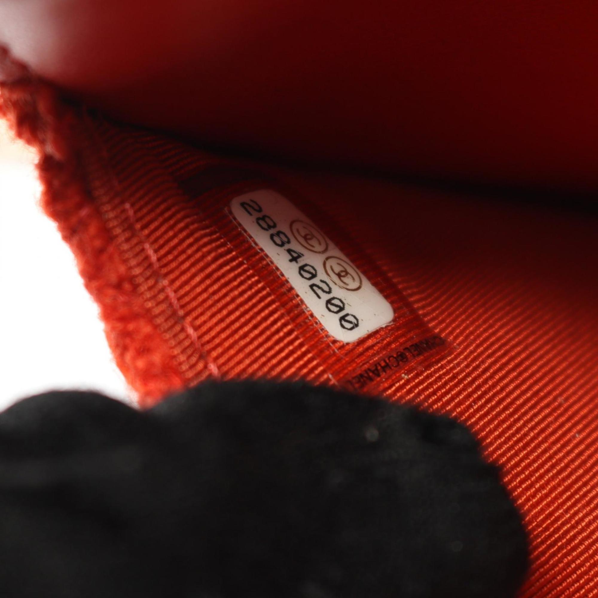 Chanel Red Color Fabric Shoulder Bag (Pre-Owned)