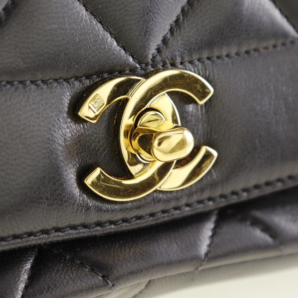 Chanel Black Leather Shoulder Bag (Pre-Owned)