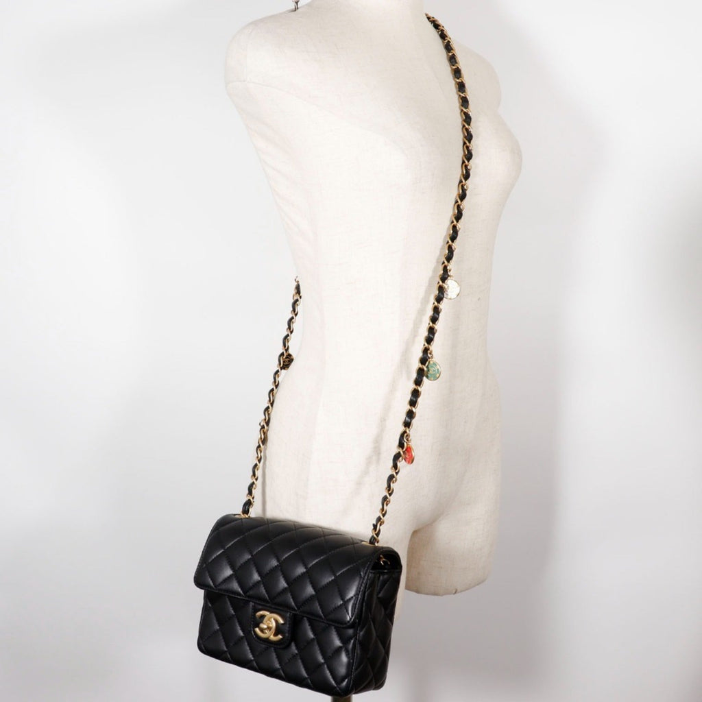 Chanel Black Leather Shoulder Bag (Pre-Owned)