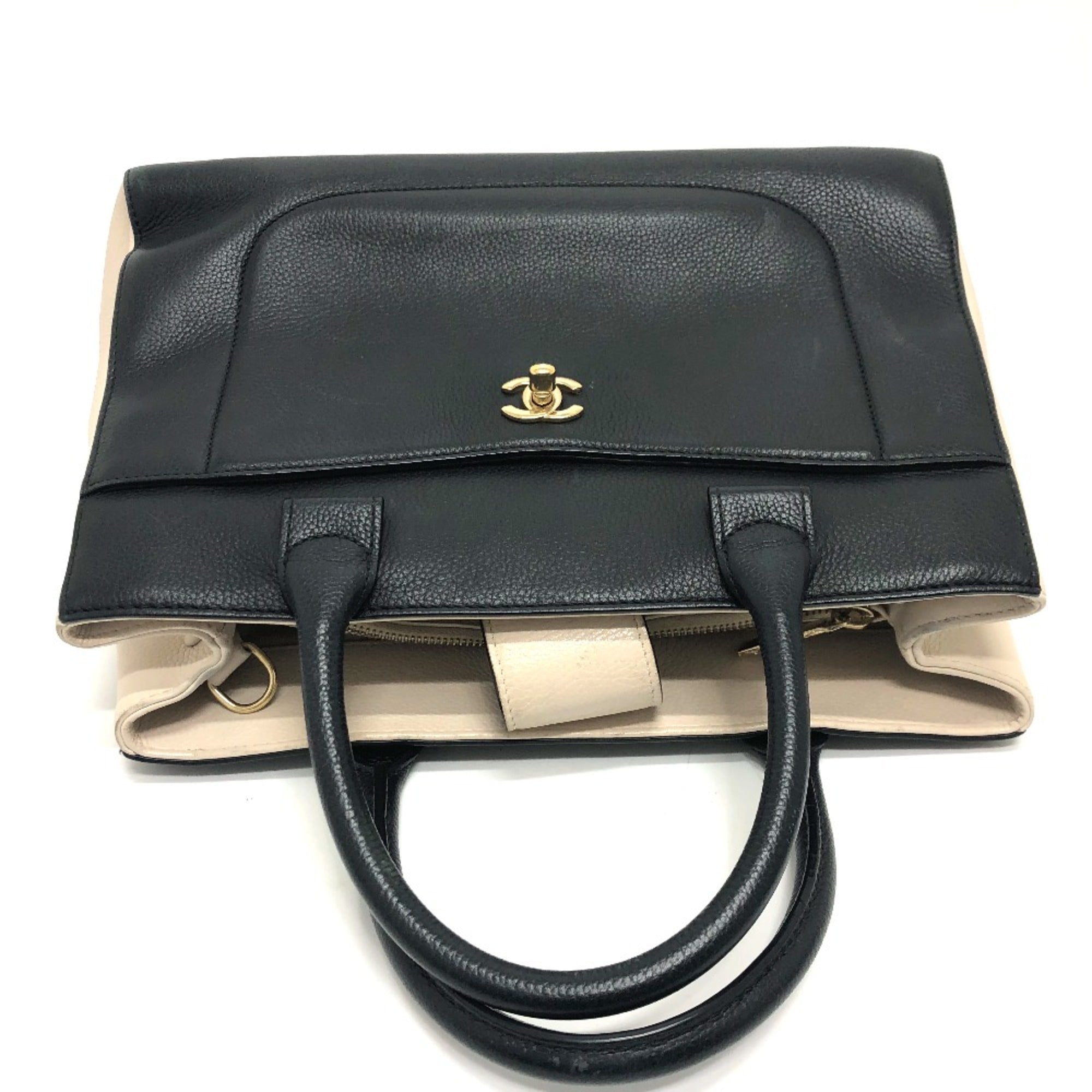 Chanel Black Leather Shoulder Bag (Pre-Owned)