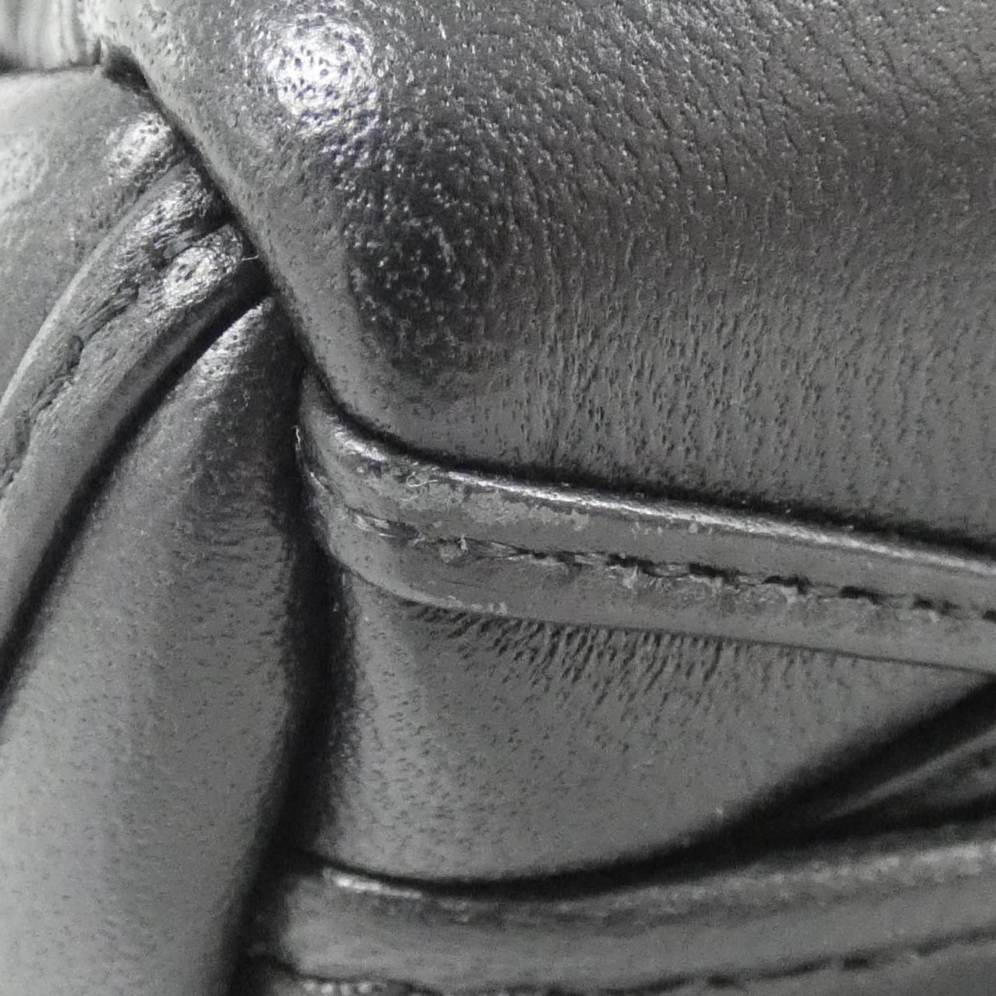 Louis Vuitton Black Leather Shoulder Bag (Pre-Owned)
