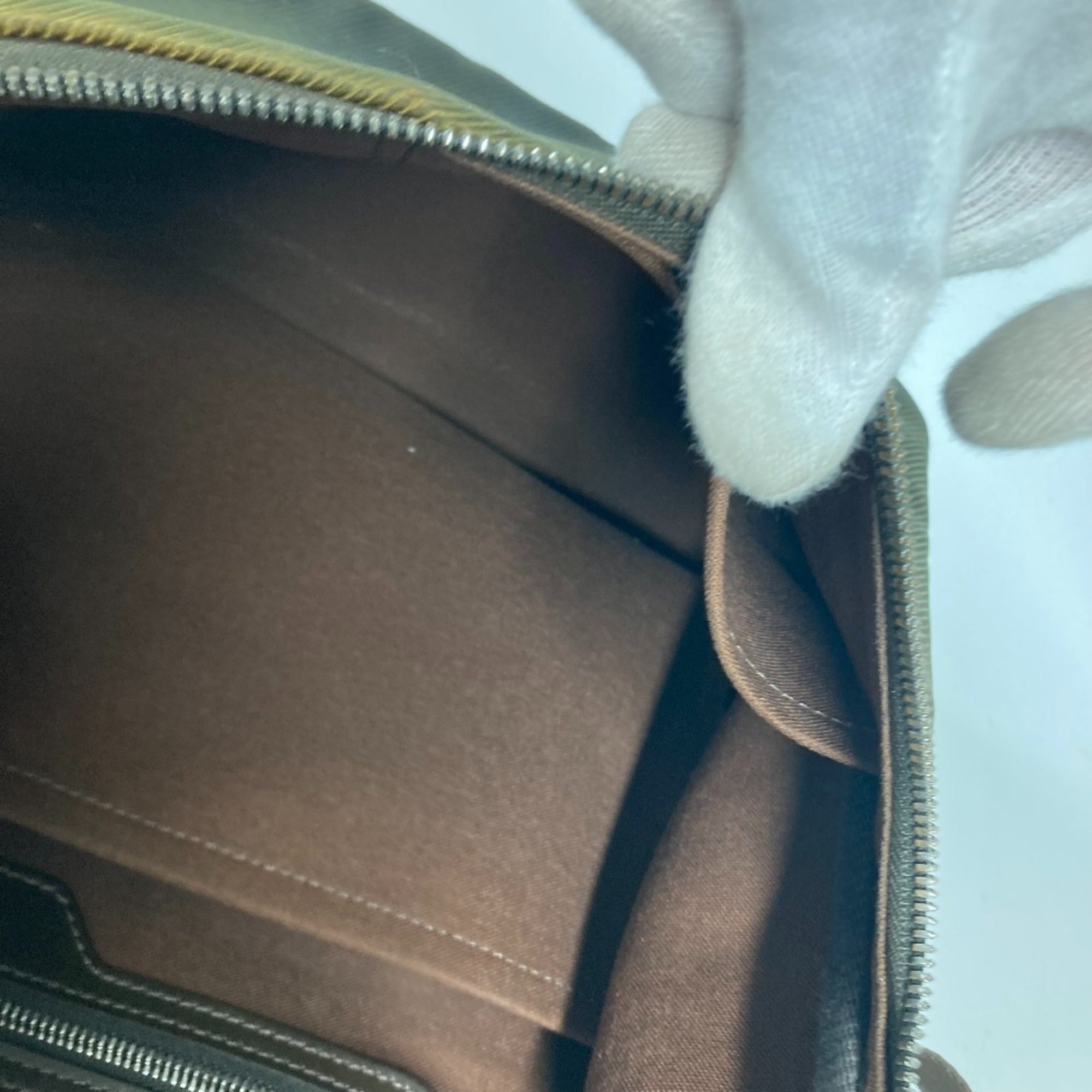 Louis Vuitton Brown Taiga Leather Nylon Messenger Bag Shoulder Bag (Pre-Owned)