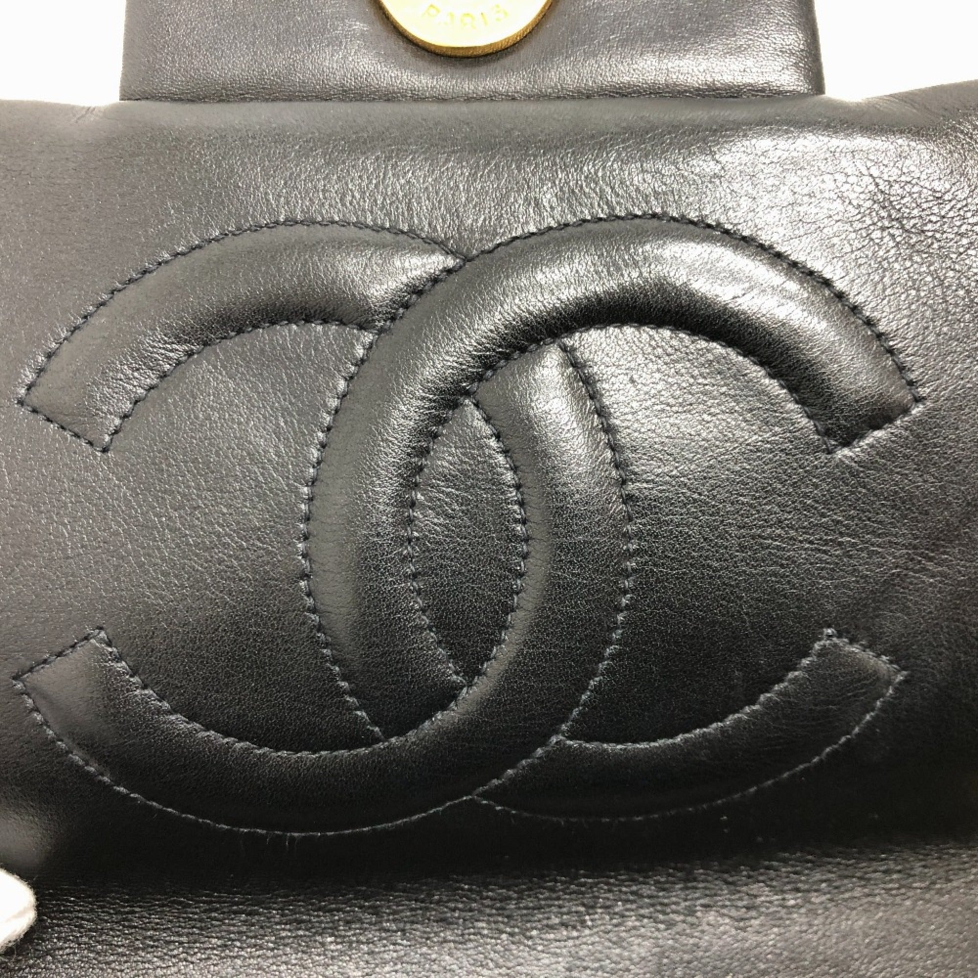 Chanel Black Leather Shoulder Bag (Pre-Owned)