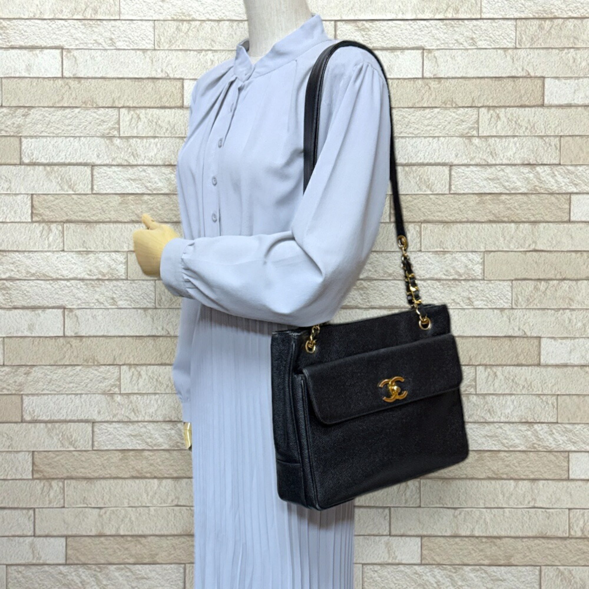 Chanel Black Grained Calfskin Tote Bag (Pre-Owned)