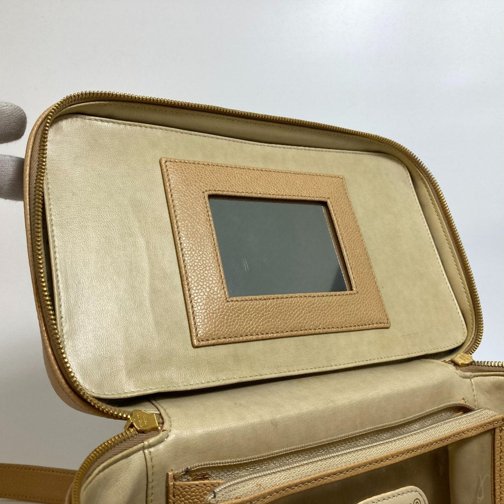 Chanel Beige Leather Shoulder Bag (Pre-Owned)