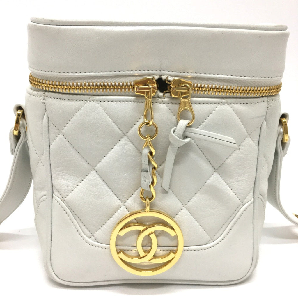 Chanel White Leather Shoulder Bag (Pre-Owned)