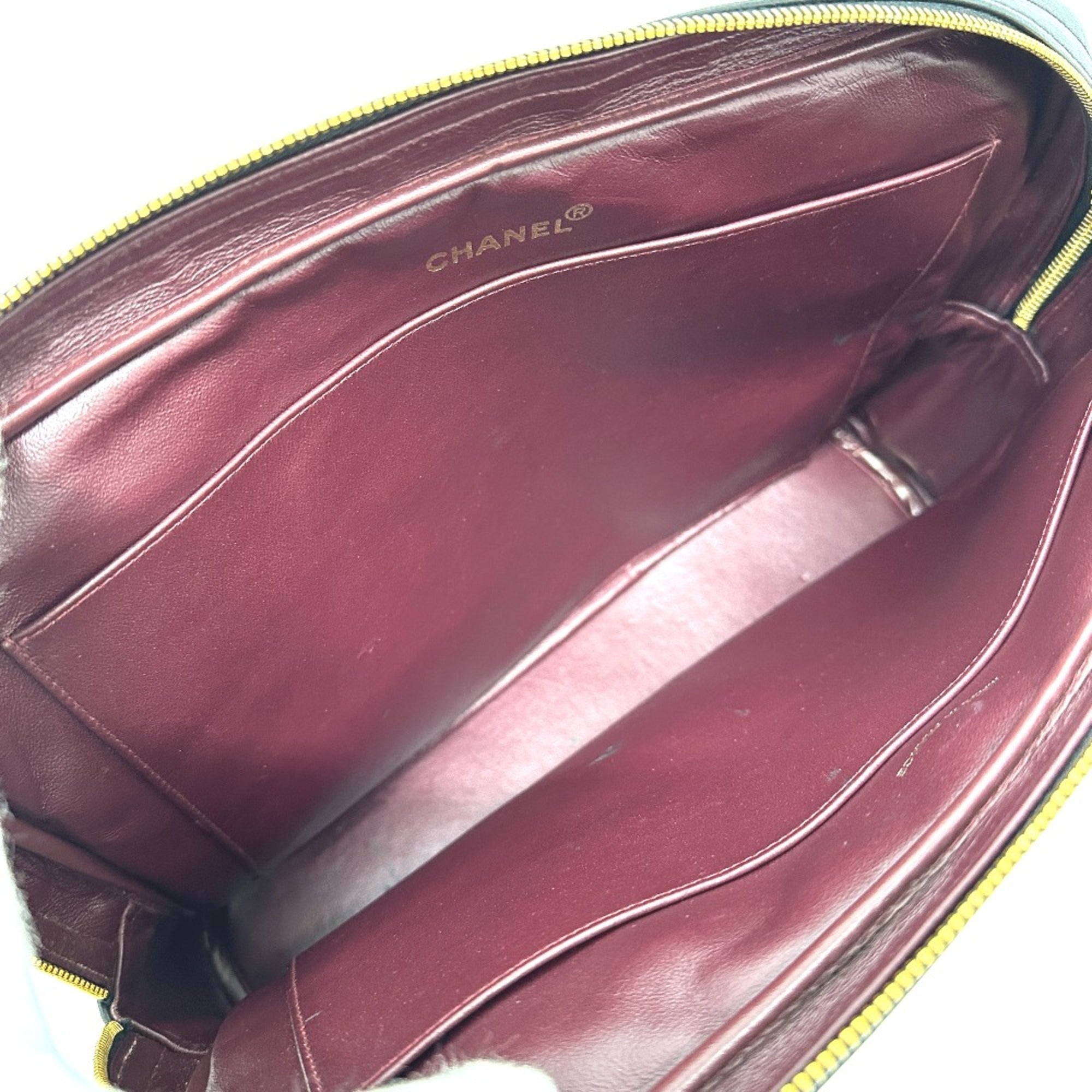 Chanel Black Leather Shoulder Bag (Pre-Owned)