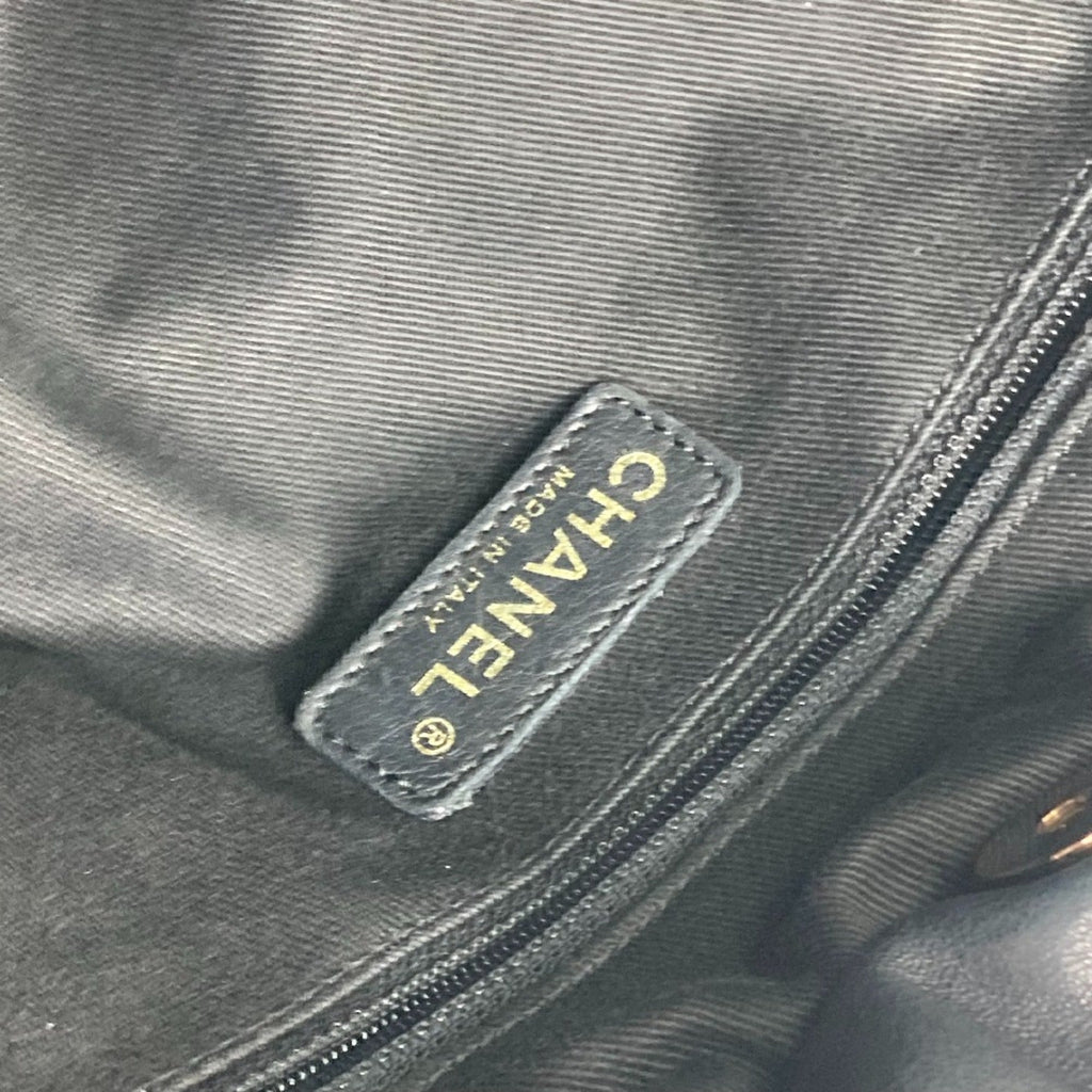 Chanel Black Leather Shoulder Bag (Pre-Owned)