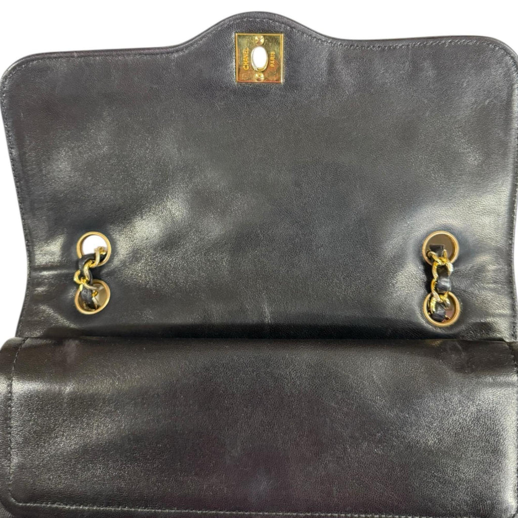 Chanel Black Leather Shoulder Bag (Pre-Owned)