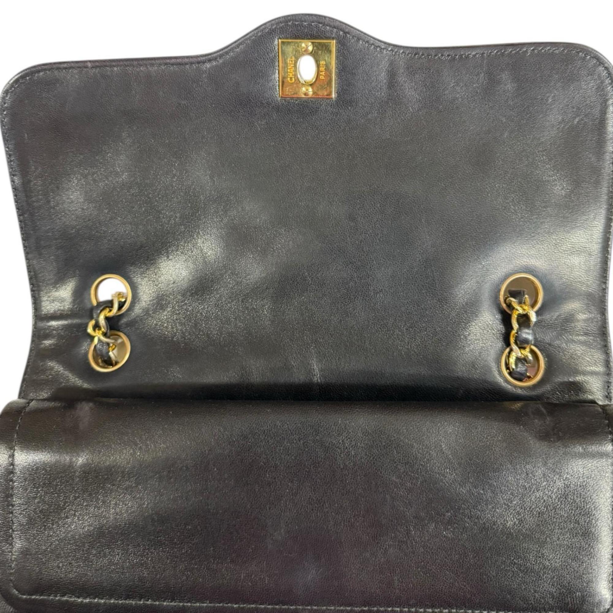 Chanel Black Leather Shoulder Bag (Pre-Owned)