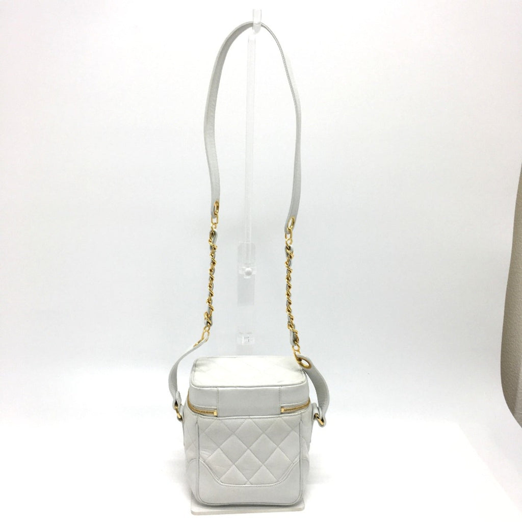 Chanel White Leather Shoulder Bag (Pre-Owned)