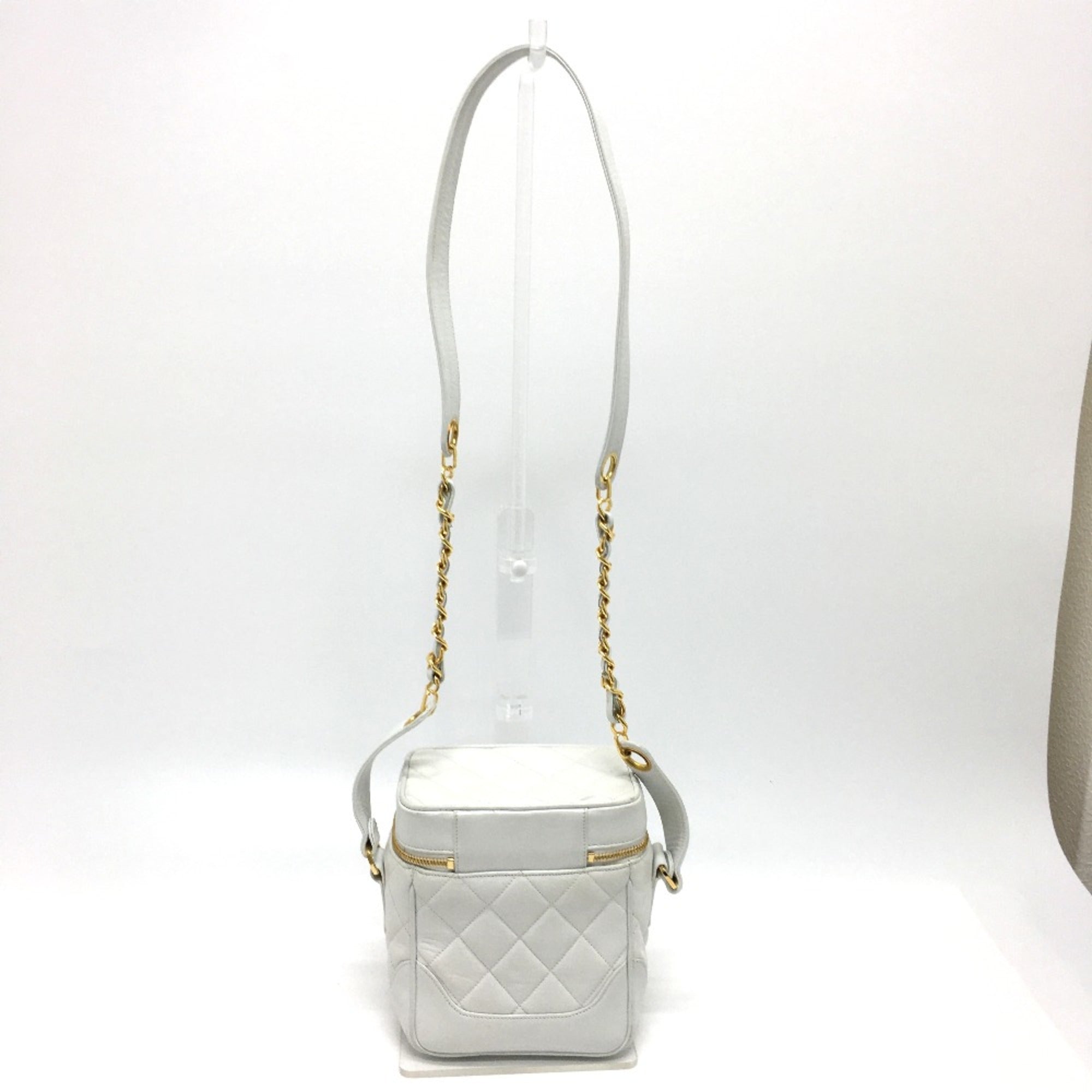 Chanel White Leather Shoulder Bag (Pre-Owned)
