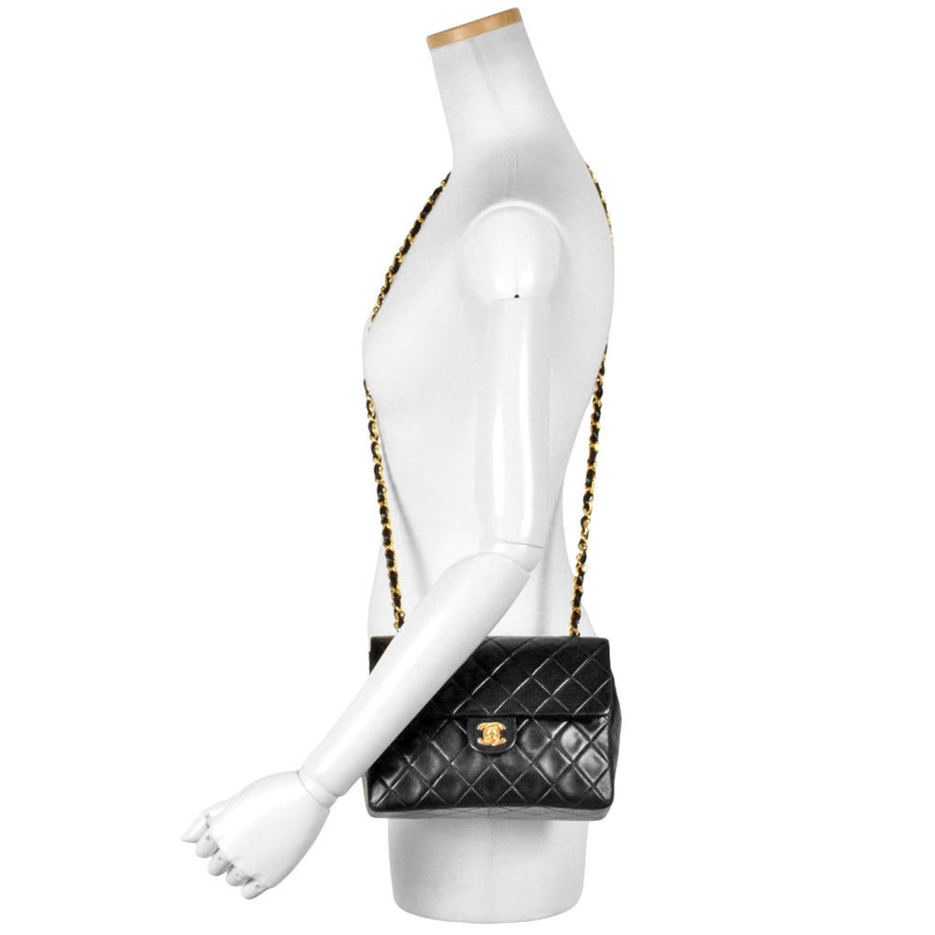 Chanel Black Leather Shoulder Bag (Pre-Owned)