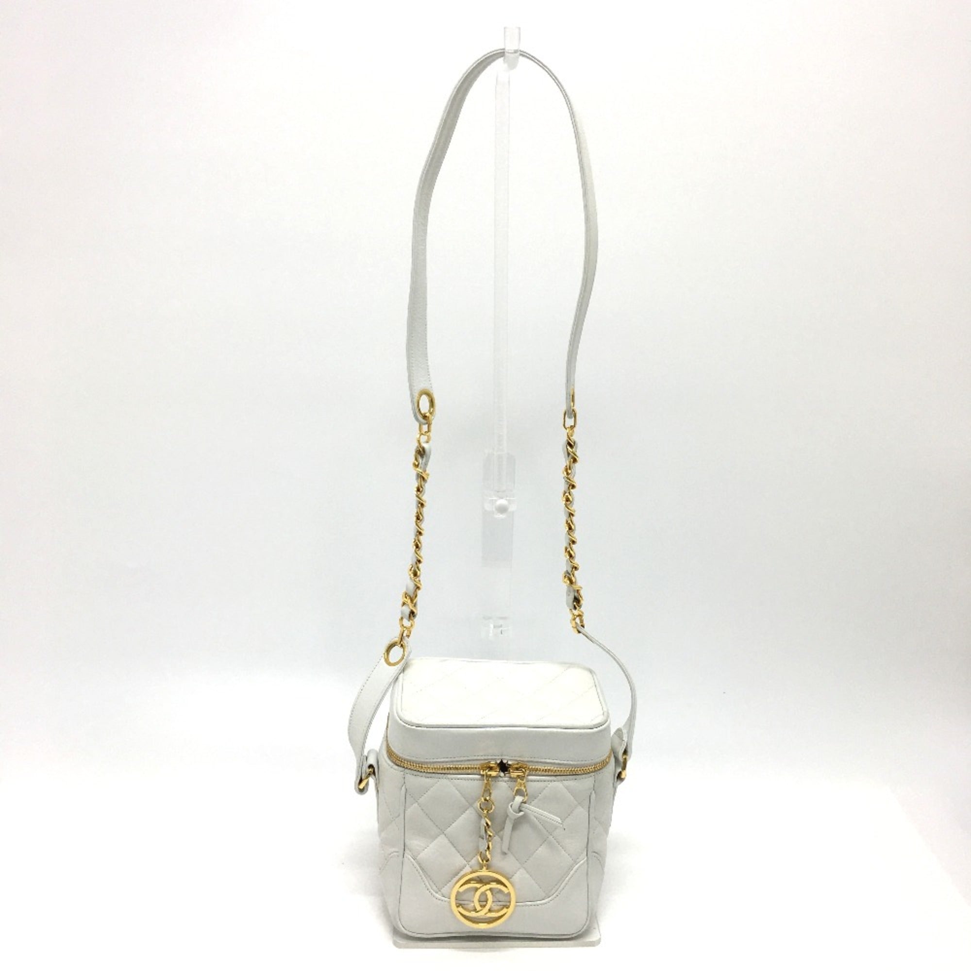 Chanel White Leather Shoulder Bag (Pre-Owned)
