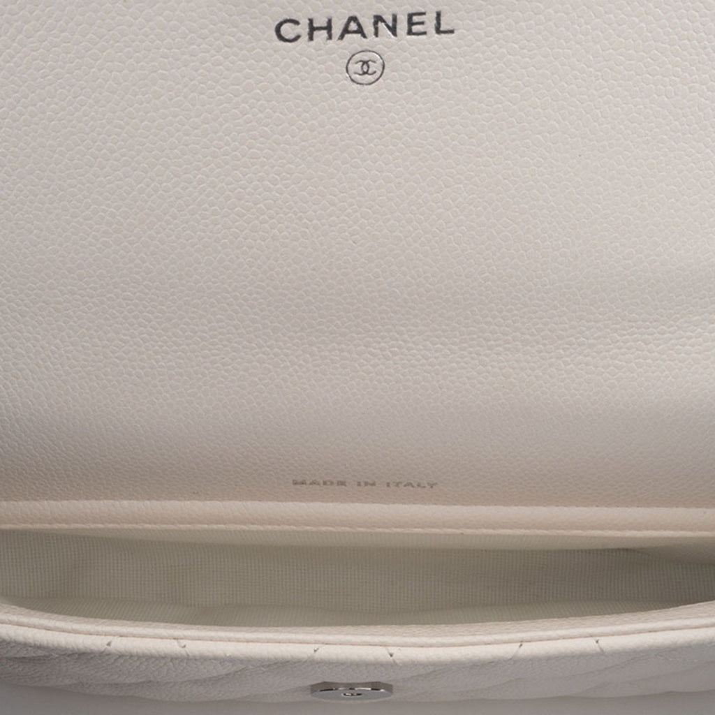 Chanel Matelasse White Caviar Leather Shoulder Bag (Pre-Owned)