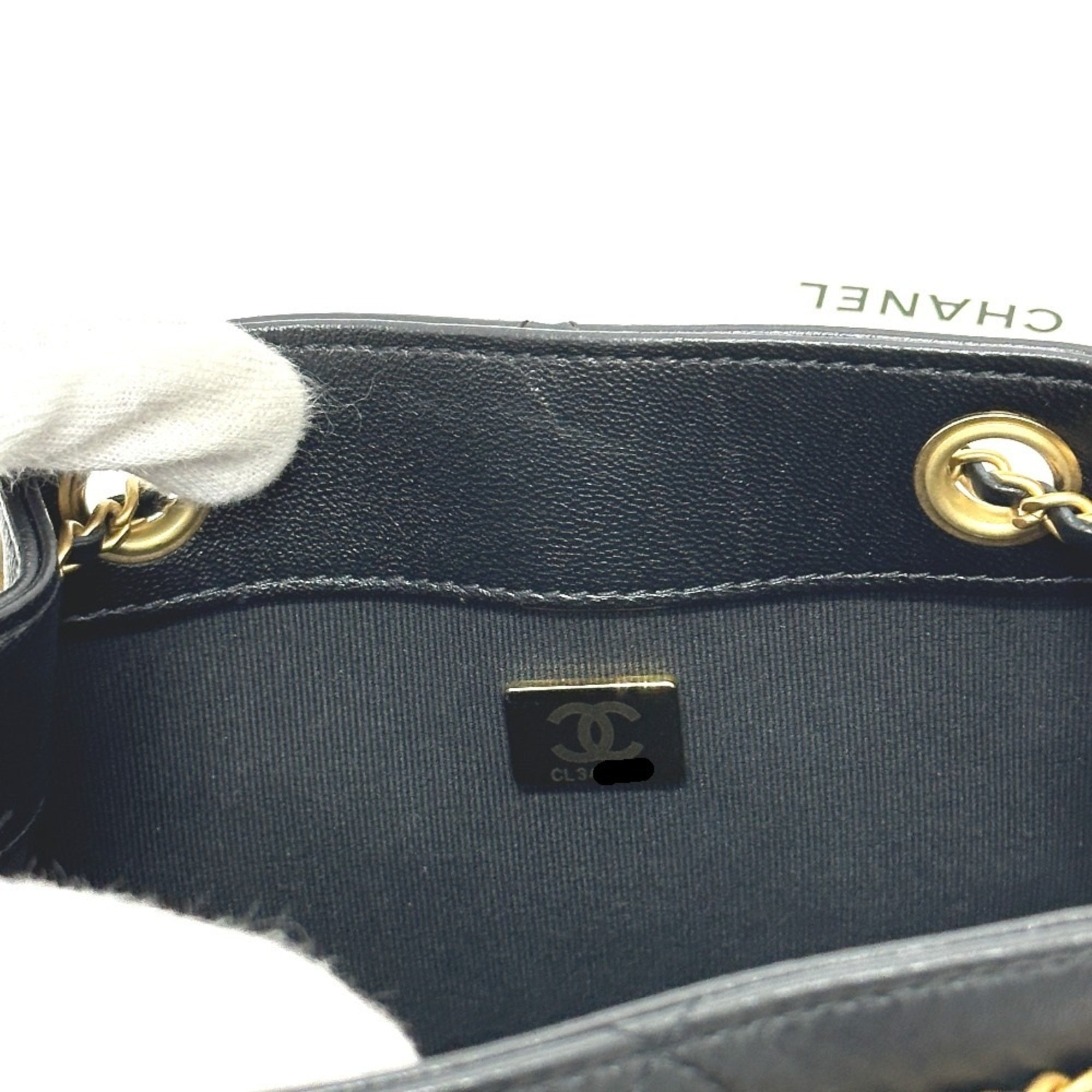 Chanel Black Leather Shoulder Bag (Pre-Owned)