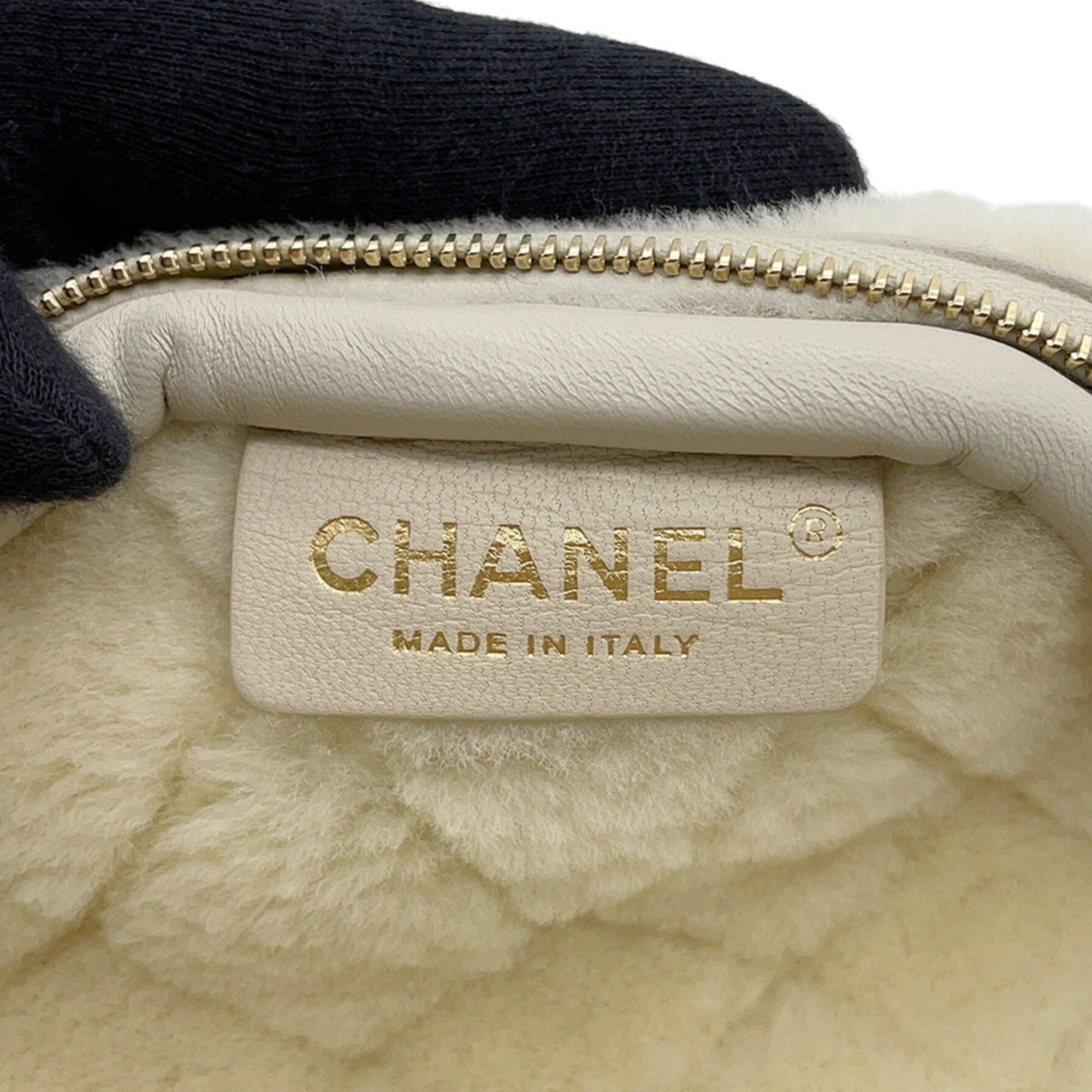 Chanel Matelasse Ivory White Leather Sling Bag (Pre-Owned)