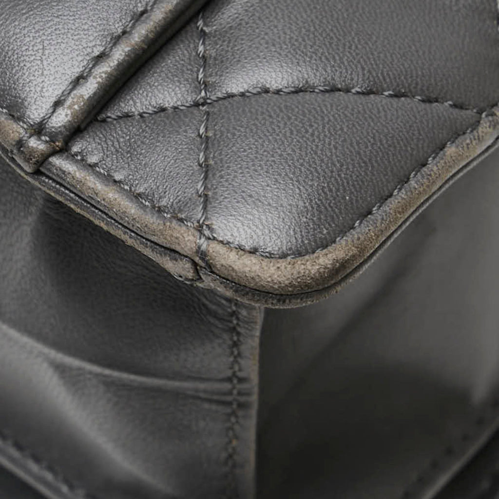 Chanel Gray Leather Shoulder Bag (Pre-Owned)