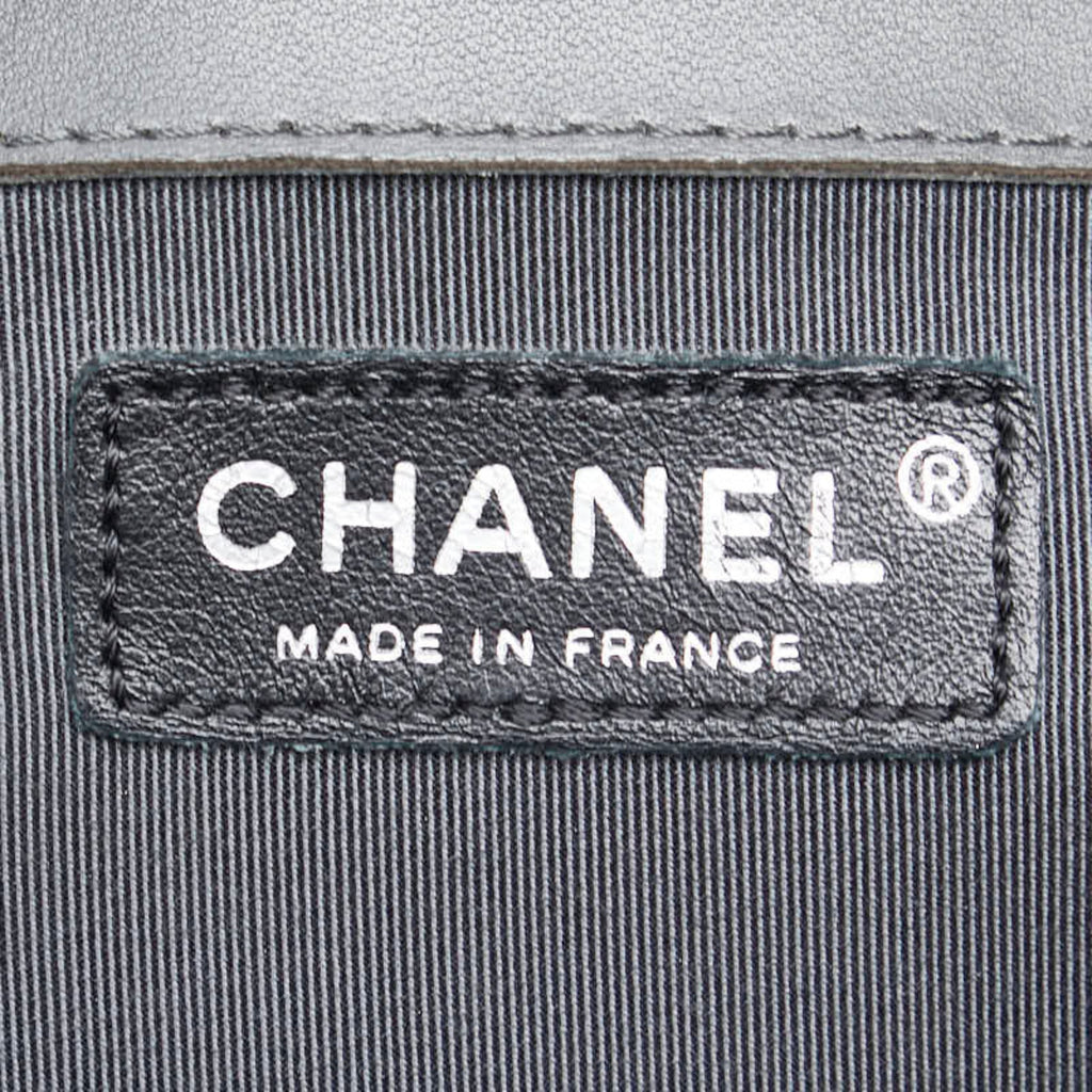 Chanel Gray Leather Shoulder Bag (Pre-Owned)