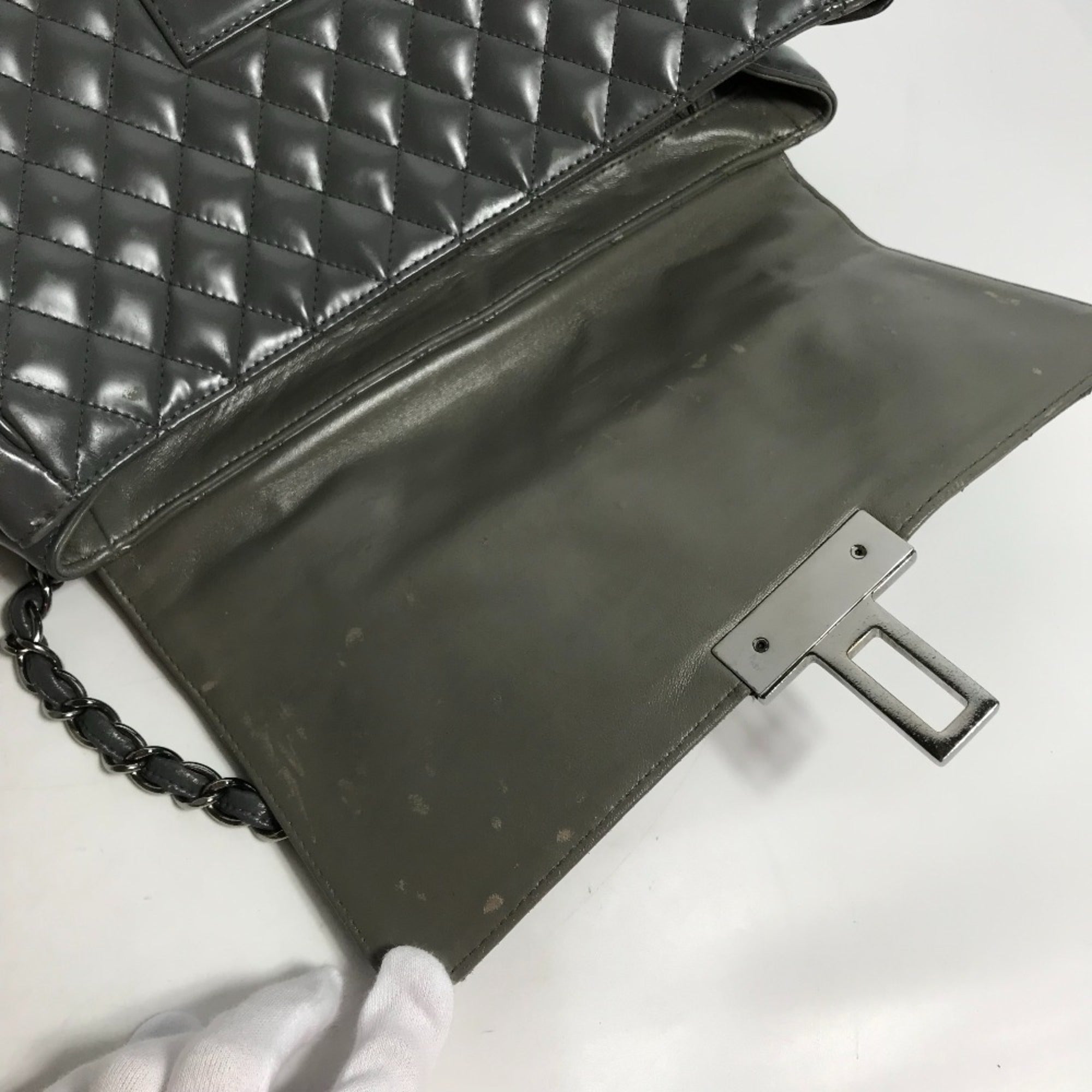 Chanel Gray Leather Shoulder Bag (Pre-Owned)