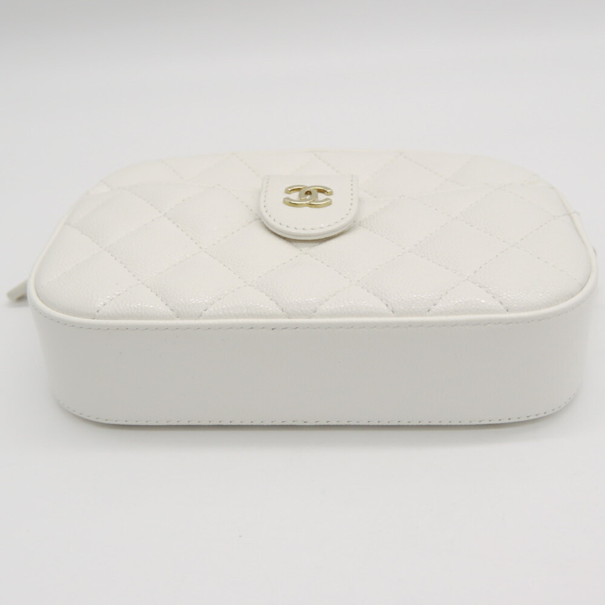 Chanel White Grained Calfskin Shoulder Bag (Pre-Owned)