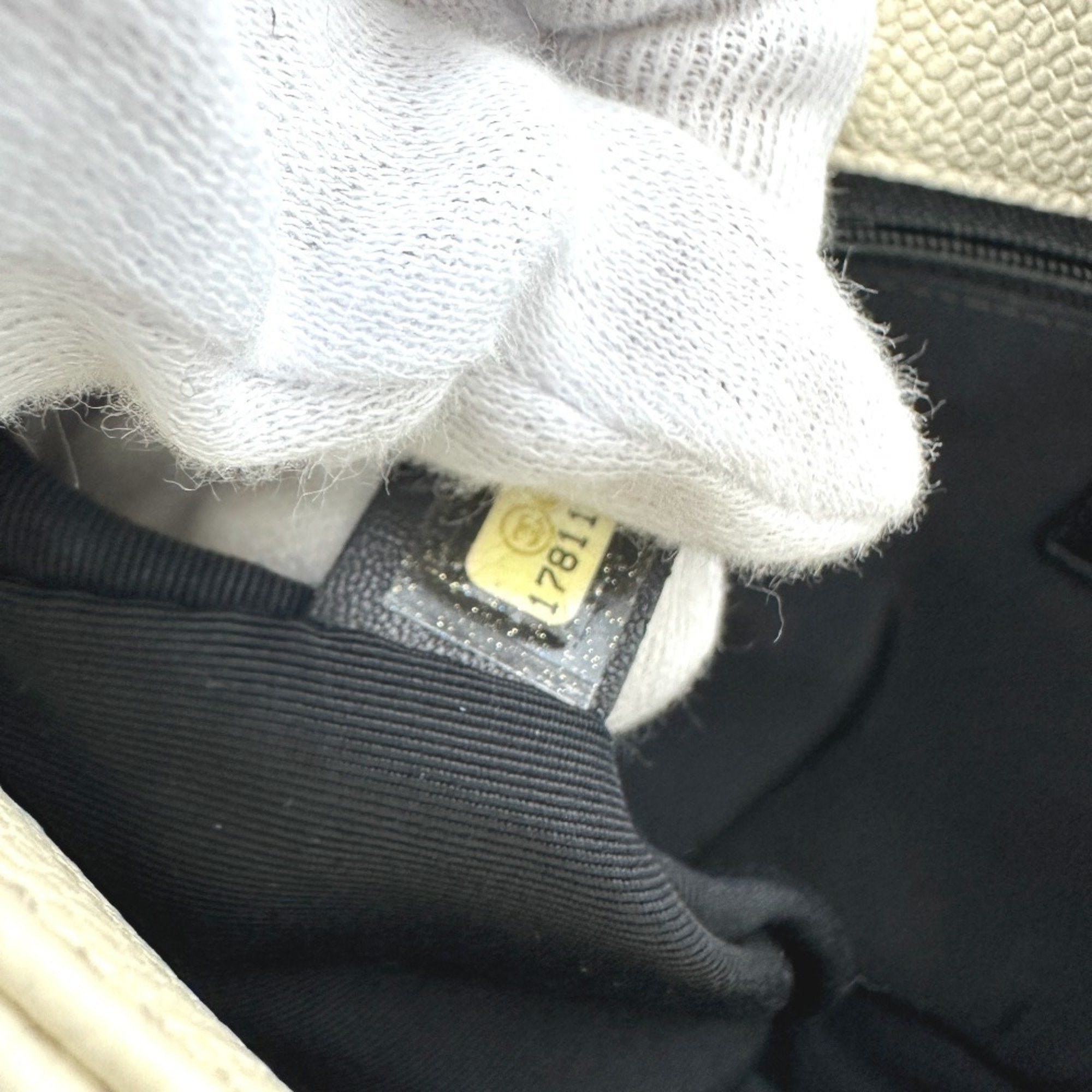 Chanel White Grained Calfskin Shoulder Bag (Pre-Owned)