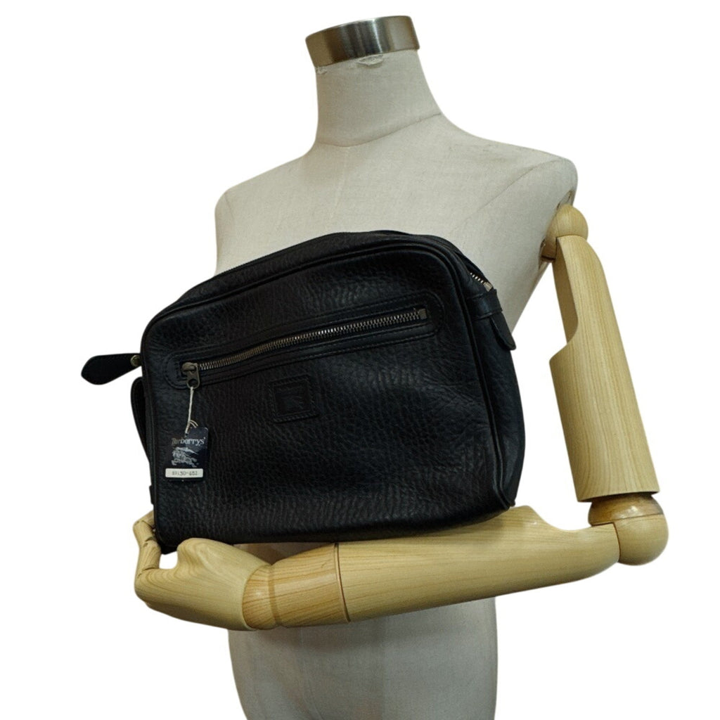 Burberry Black Leather Clutch Bag (Pre-Owned)